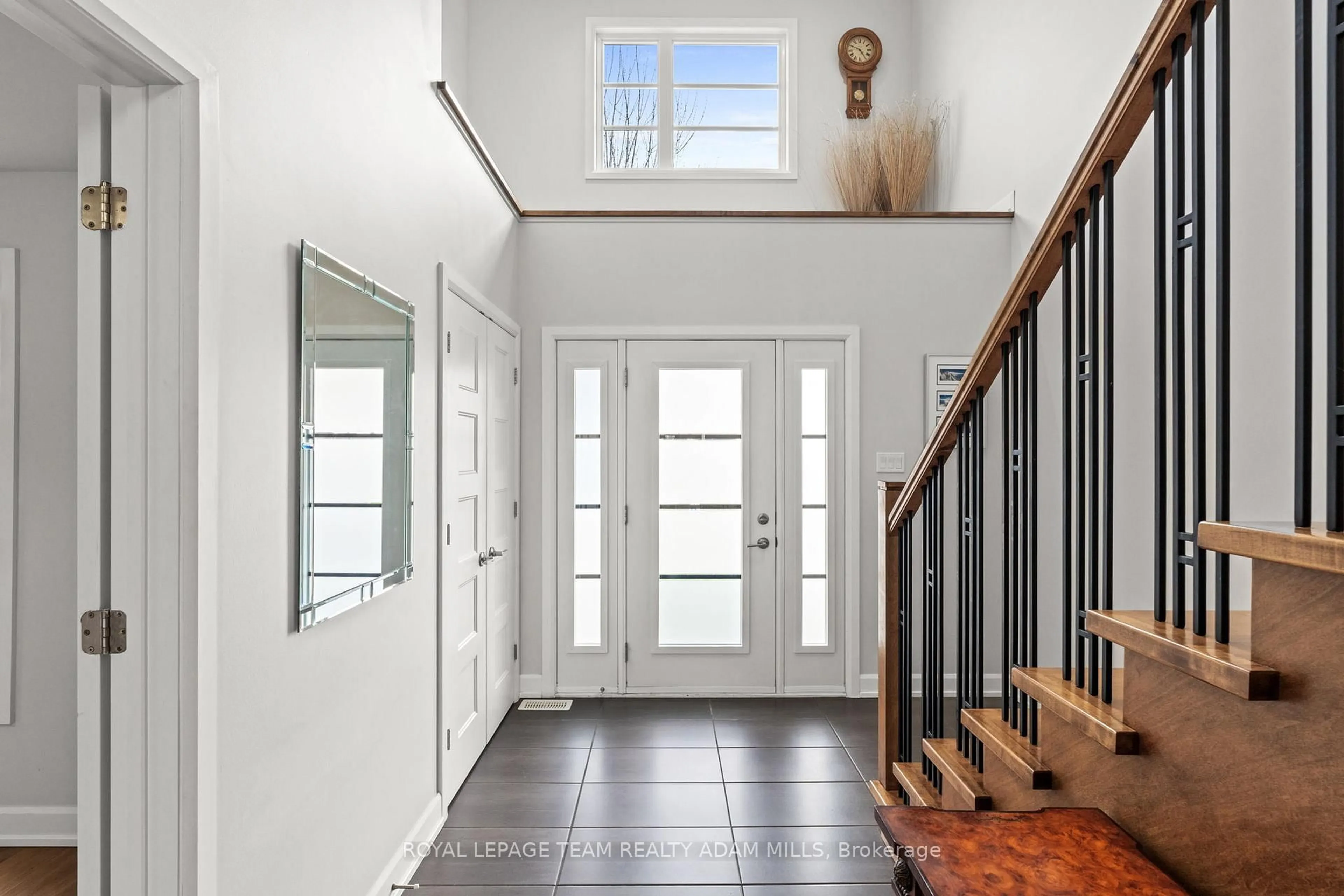 Indoor entryway for 557 Marseille St, Russell Ontario K0A 1W0