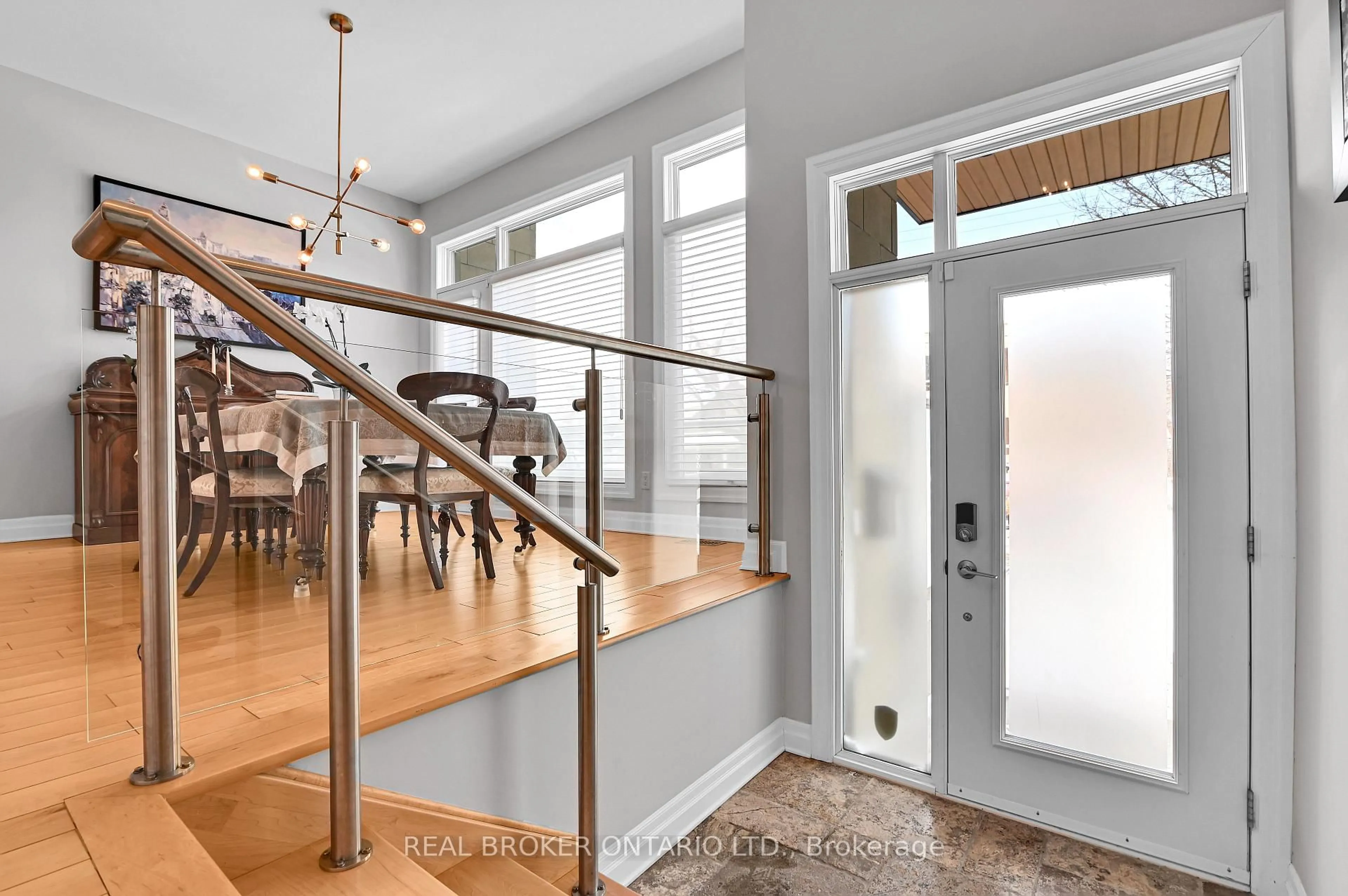 Indoor entryway for 190 Hopewell Ave, Ottawa Ontario K1Z 2Z5