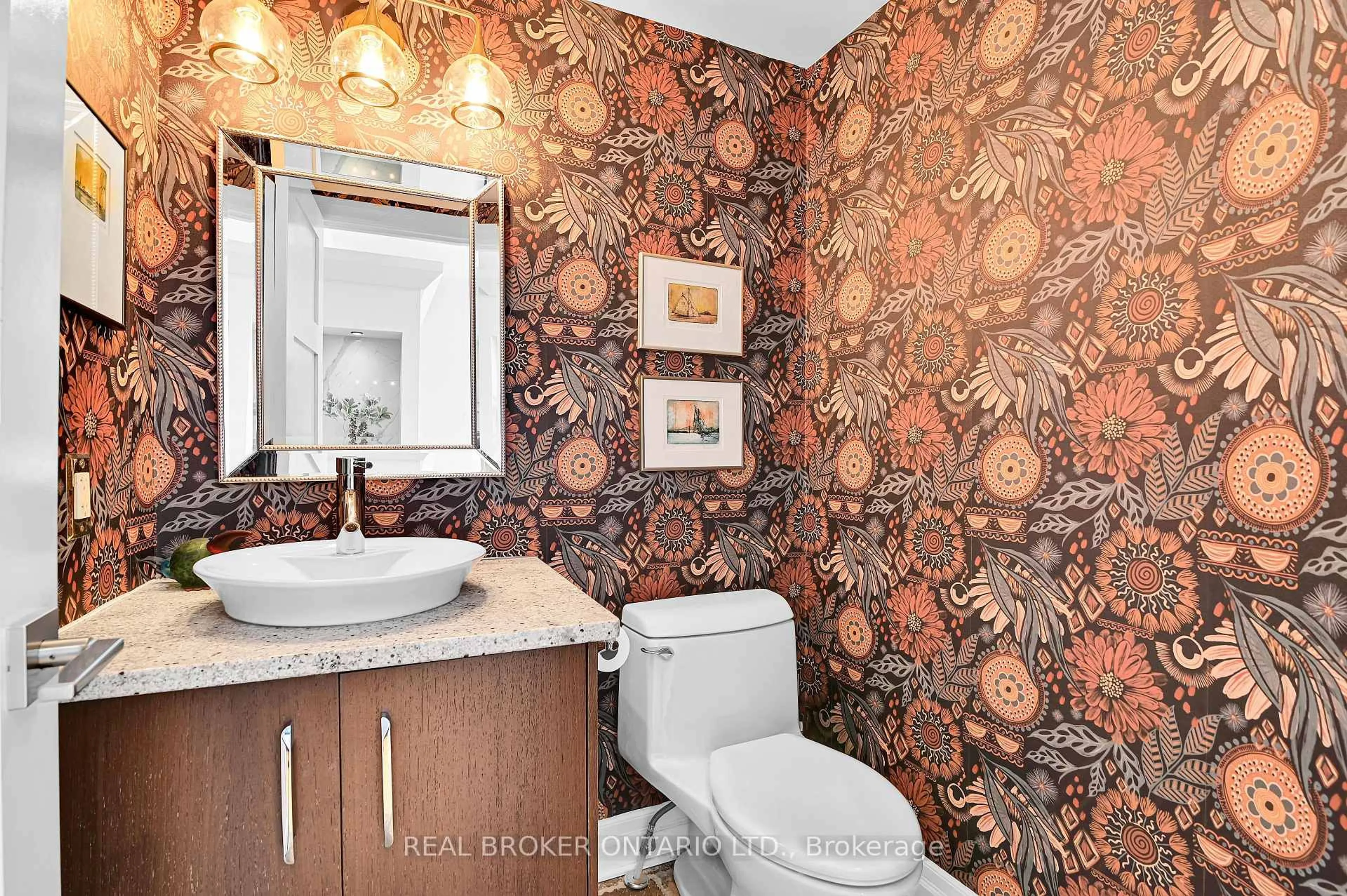 Standard bathroom, ceramic/tile floor for 190 Hopewell Ave, Ottawa Ontario K1Z 2Z5