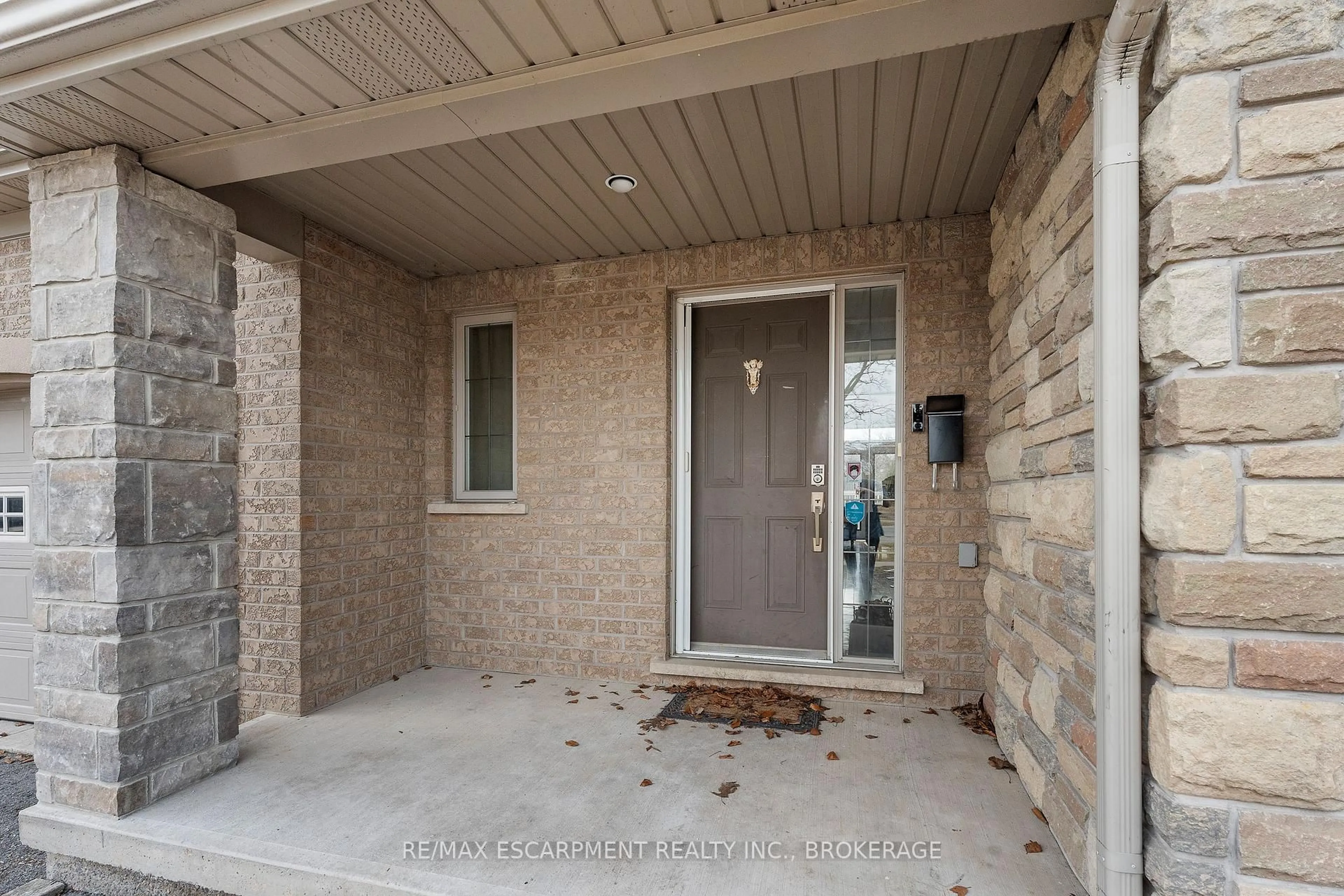 Indoor entryway for 413 Niagara St, St. Catharines Ontario L2M 4V9
