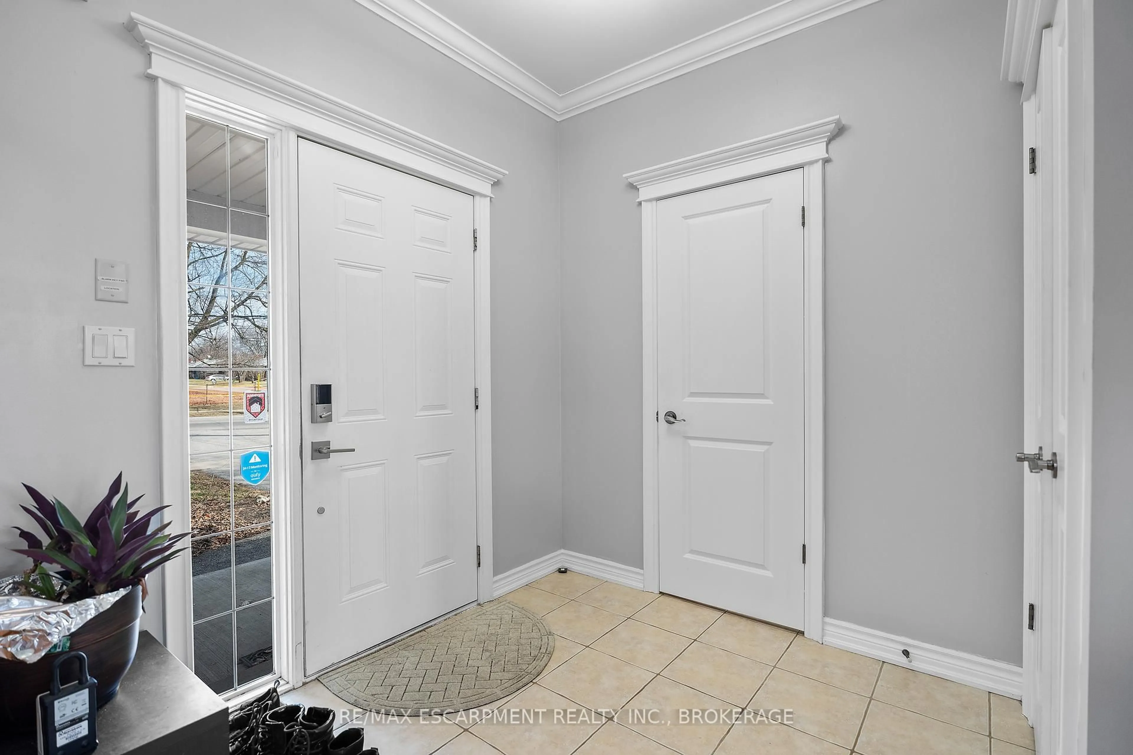 Indoor entryway for 413 Niagara St, St. Catharines Ontario L2M 4V9