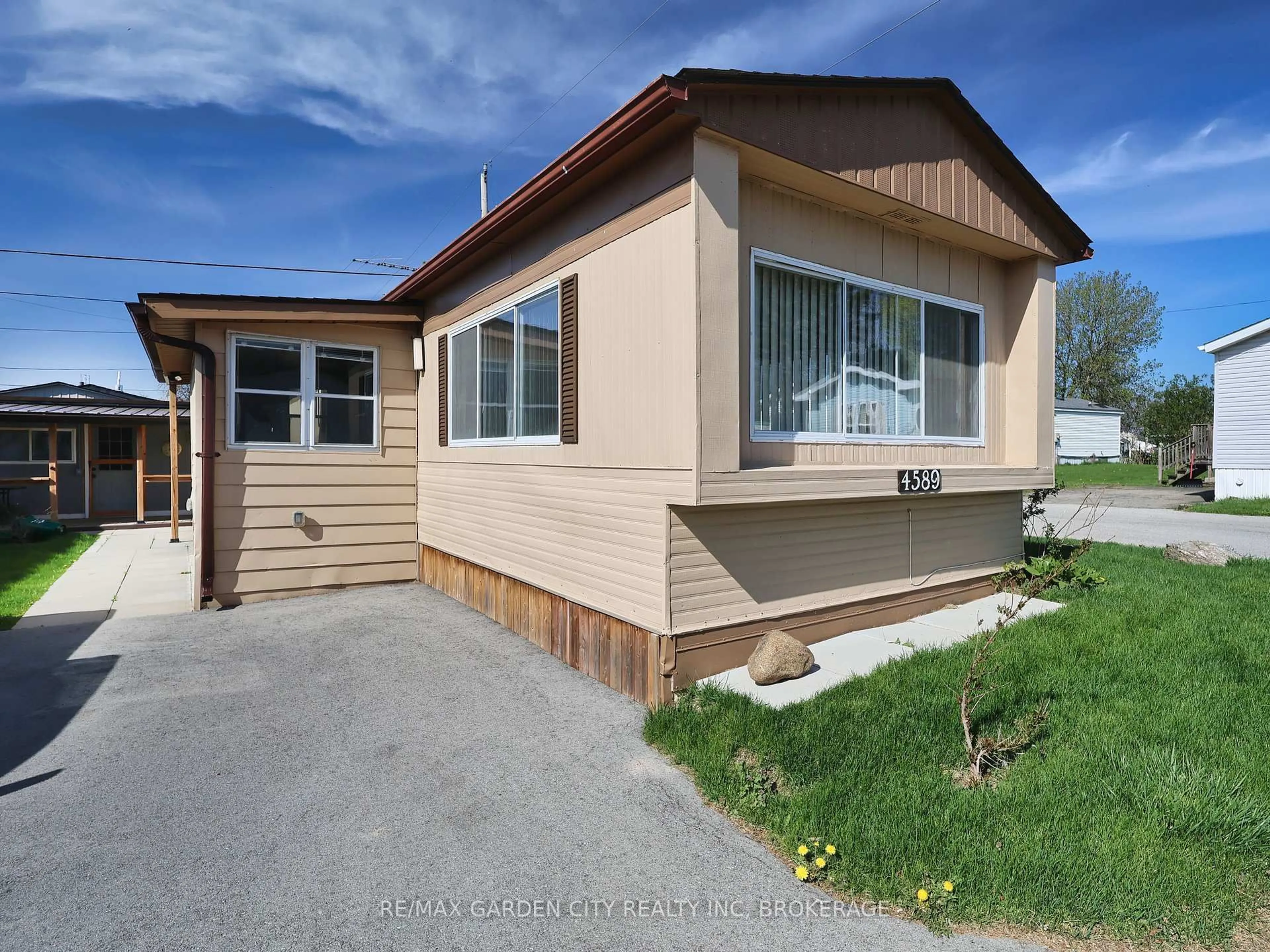 Home with vinyl exterior material, street for 4589 Bethany Lane, Lincoln Ontario L3J 0W1
