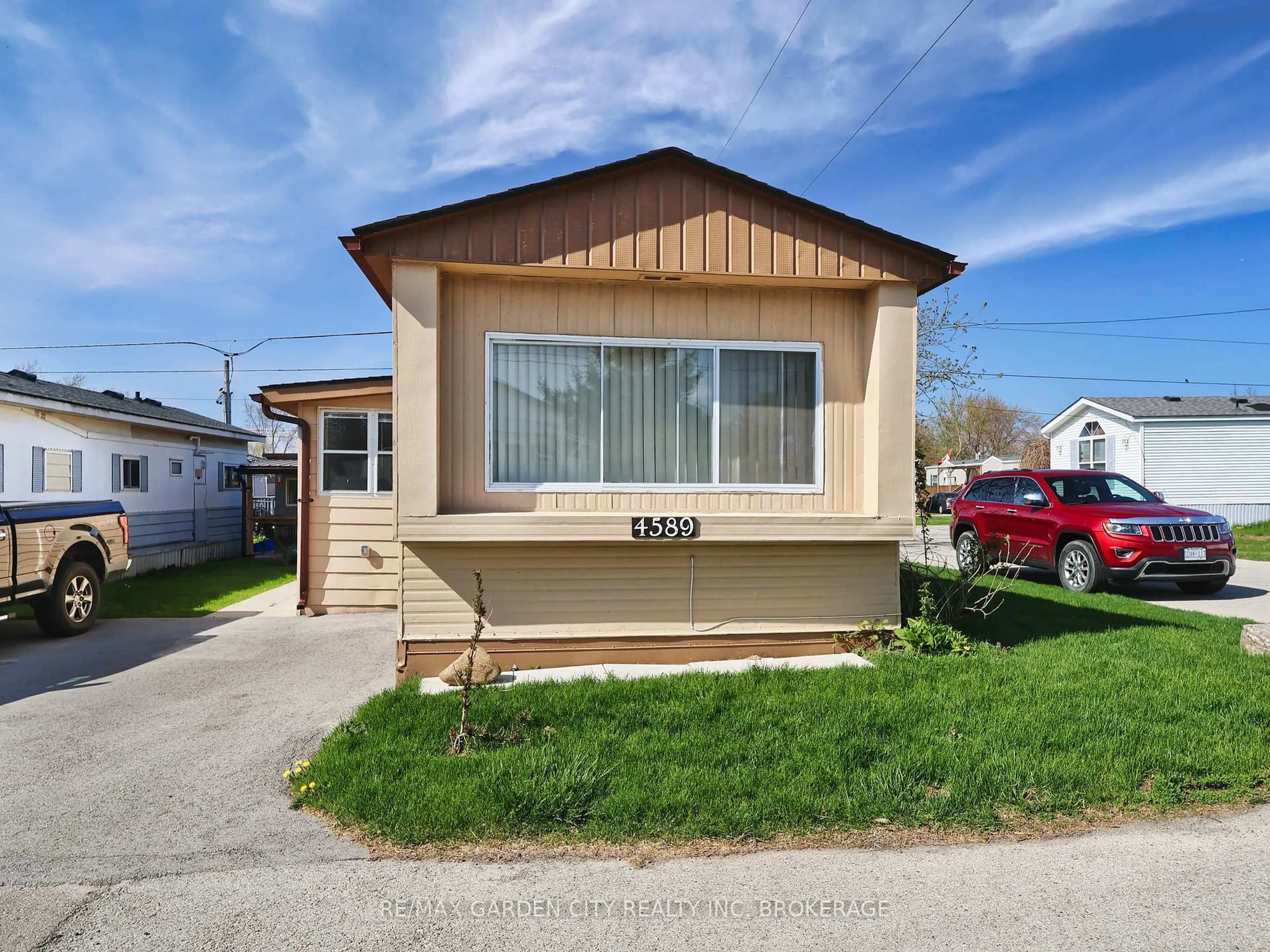 Home with vinyl exterior material, street for 4589 Bethany Lane, Lincoln Ontario L3J 0W1