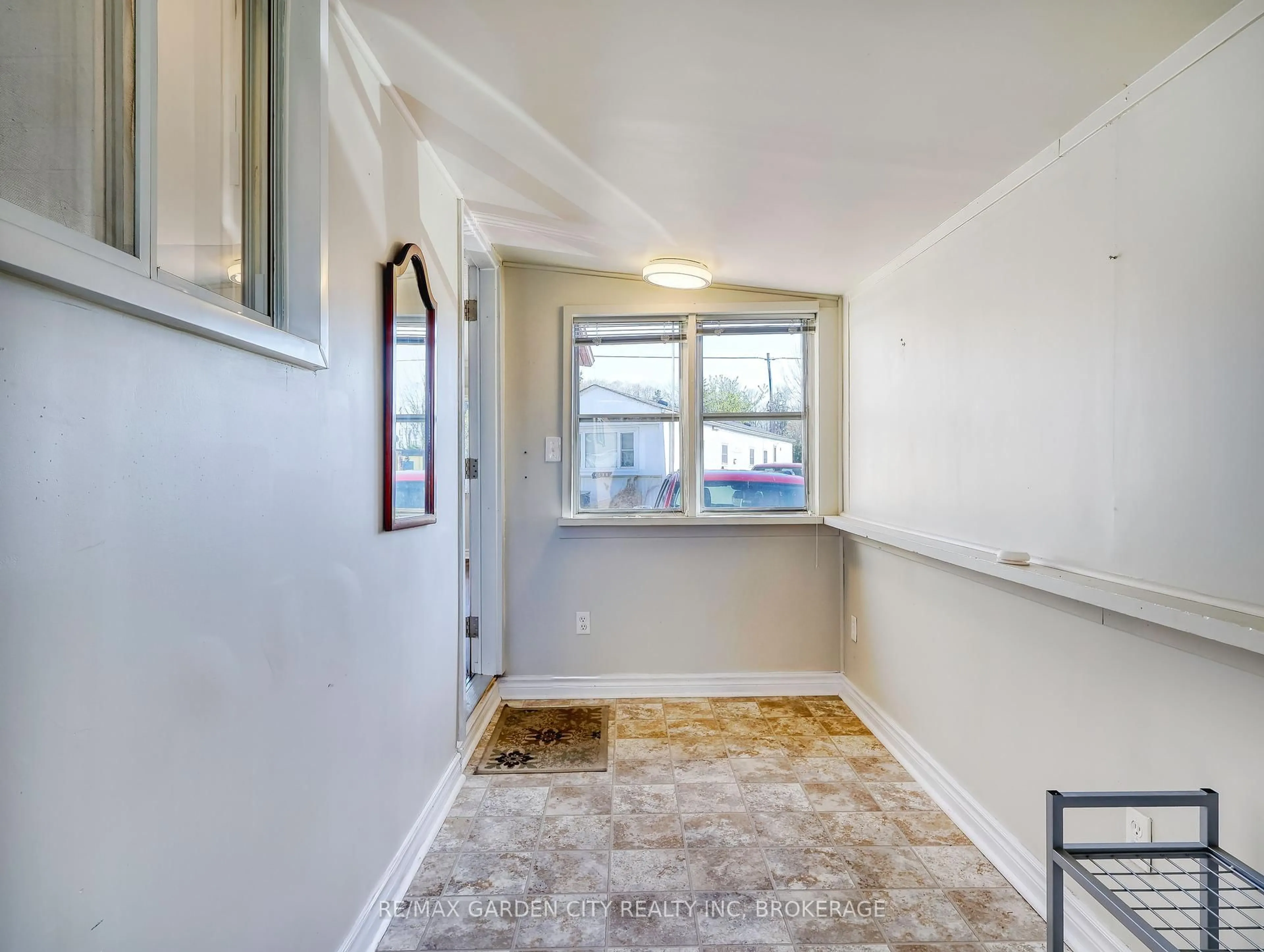 Indoor entryway for 4589 Bethany Lane, Lincoln Ontario L3J 0W1