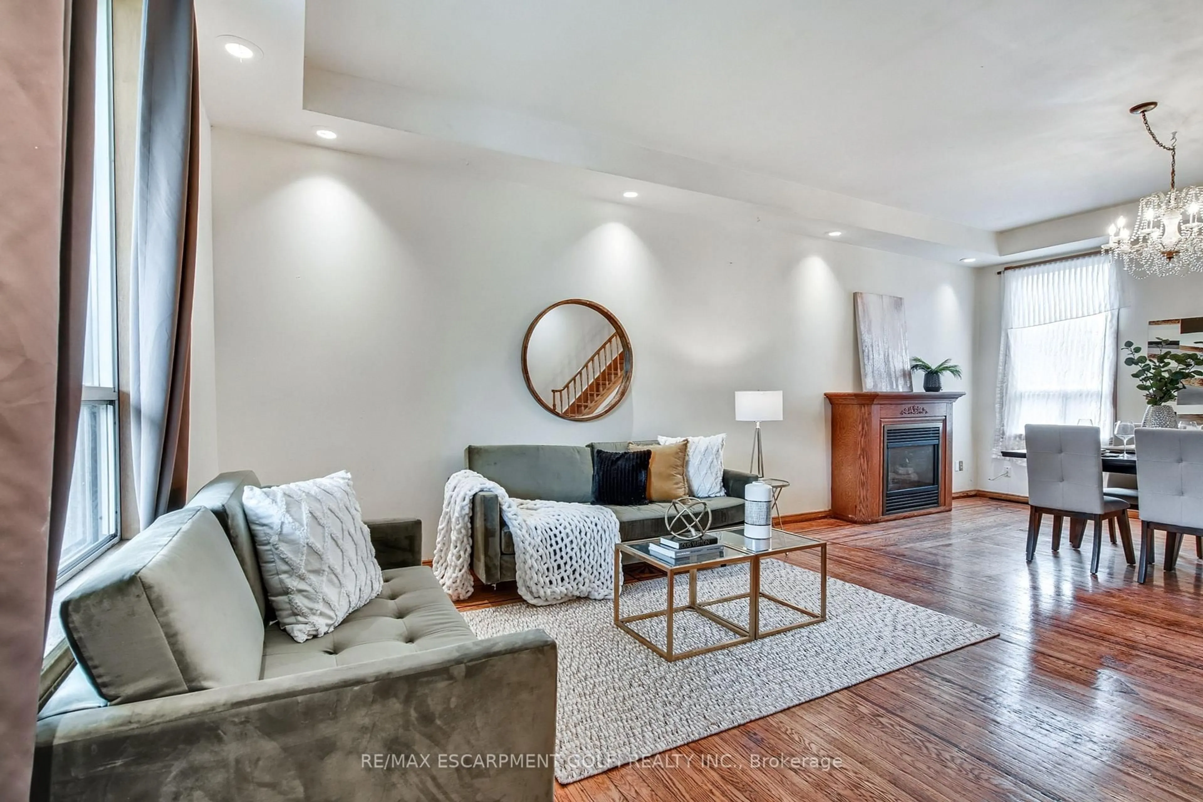 Living room with furniture, unknown for 15 PICTON St, Hamilton Ontario L8L 1E1