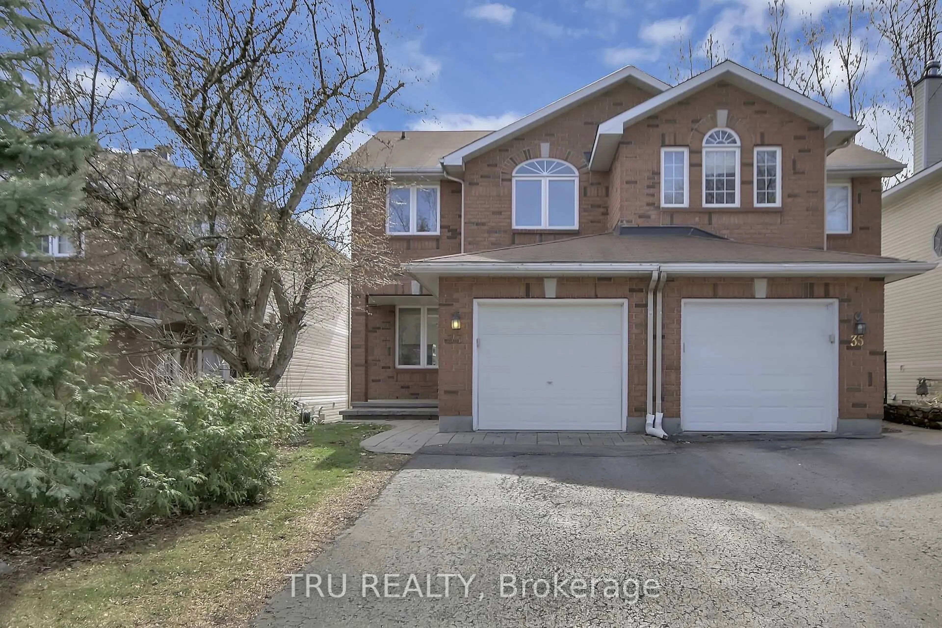 A pic from outside/outdoor area/front of a property/back of a property/a pic from drone, street for 33 Highmont Crt, Kanata Ontario K2T 1B3