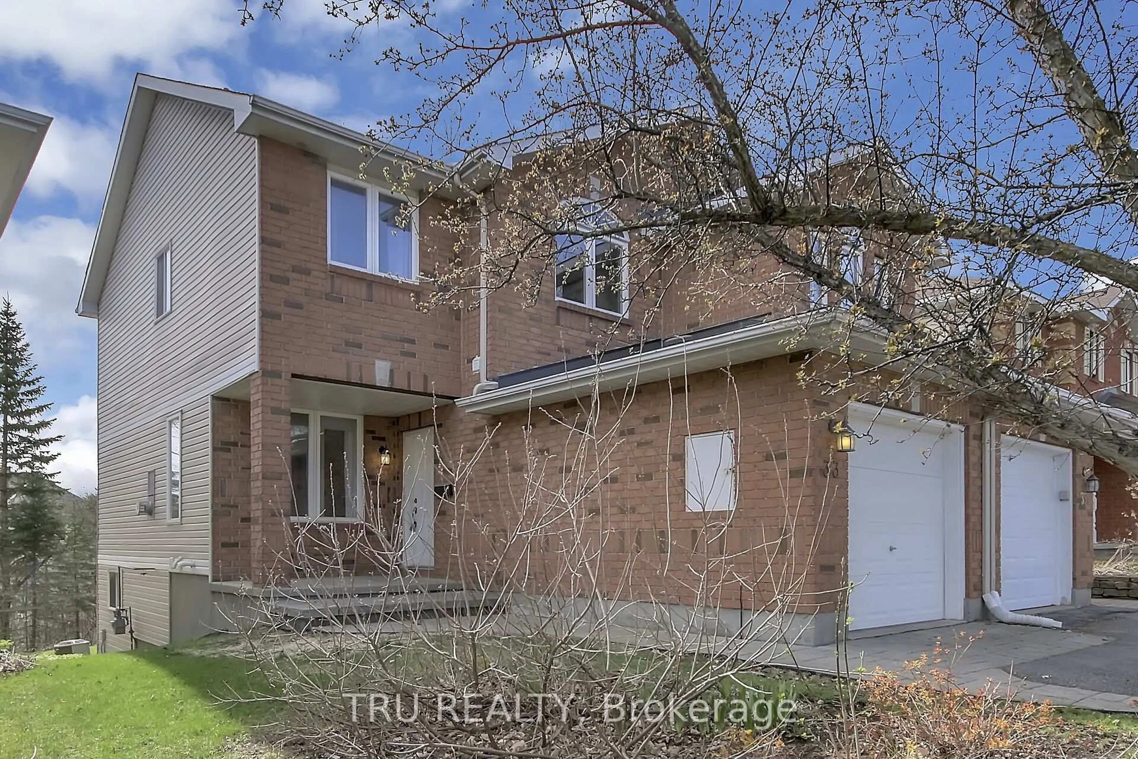 A pic from outside/outdoor area/front of a property/back of a property/a pic from drone, street for 33 Highmont Crt, Kanata Ontario K2T 1B3