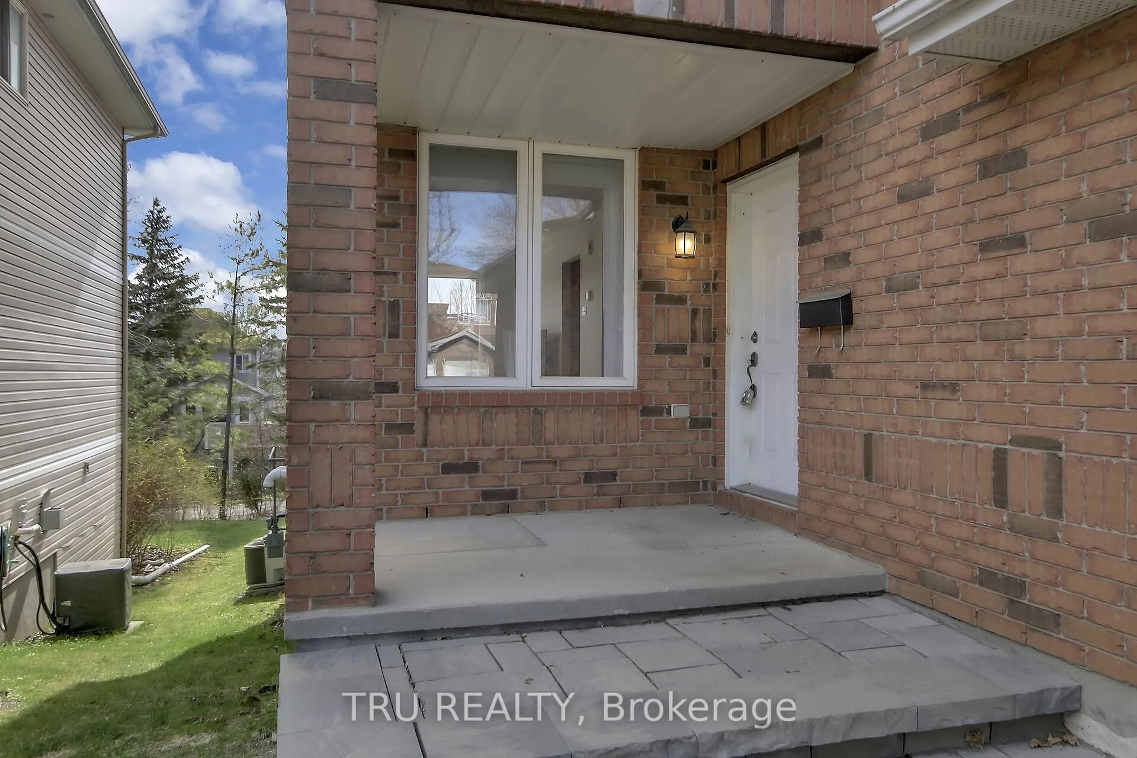 Indoor entryway for 33 Highmont Crt, Kanata Ontario K2T 1B3