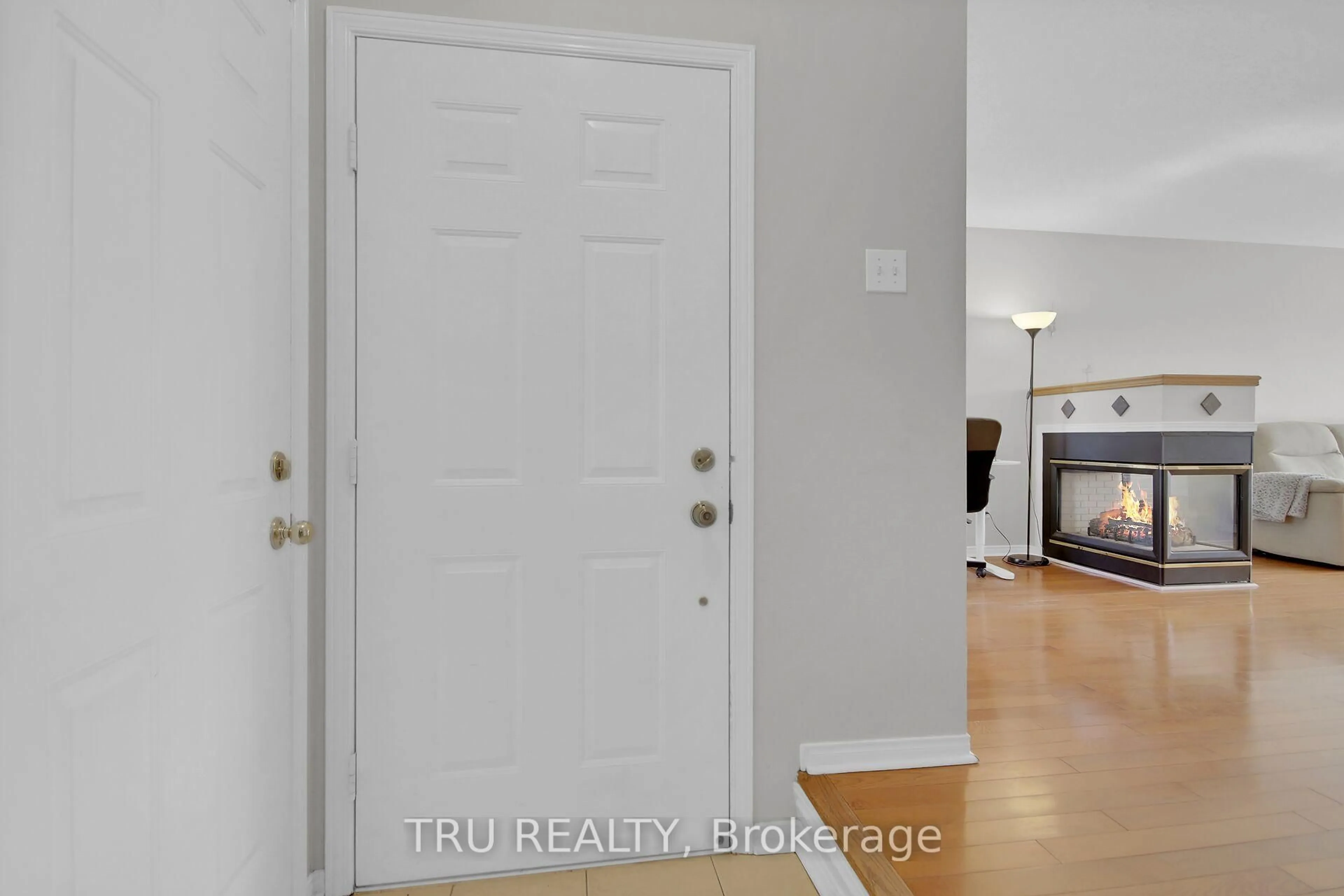 Indoor entryway for 33 Highmont Crt, Kanata Ontario K2T 1B3