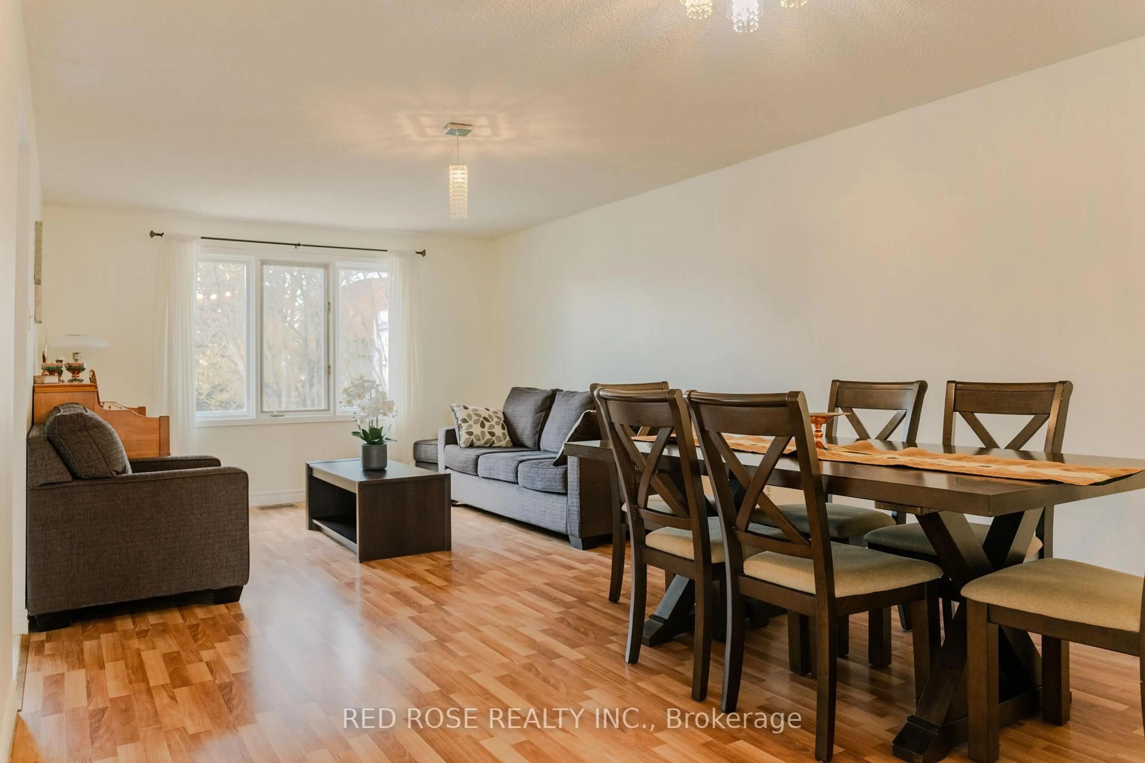 Living room with furniture, wood/laminate floor for 150 Sunrise Pl, Kitchener Ontario N2B 3S9