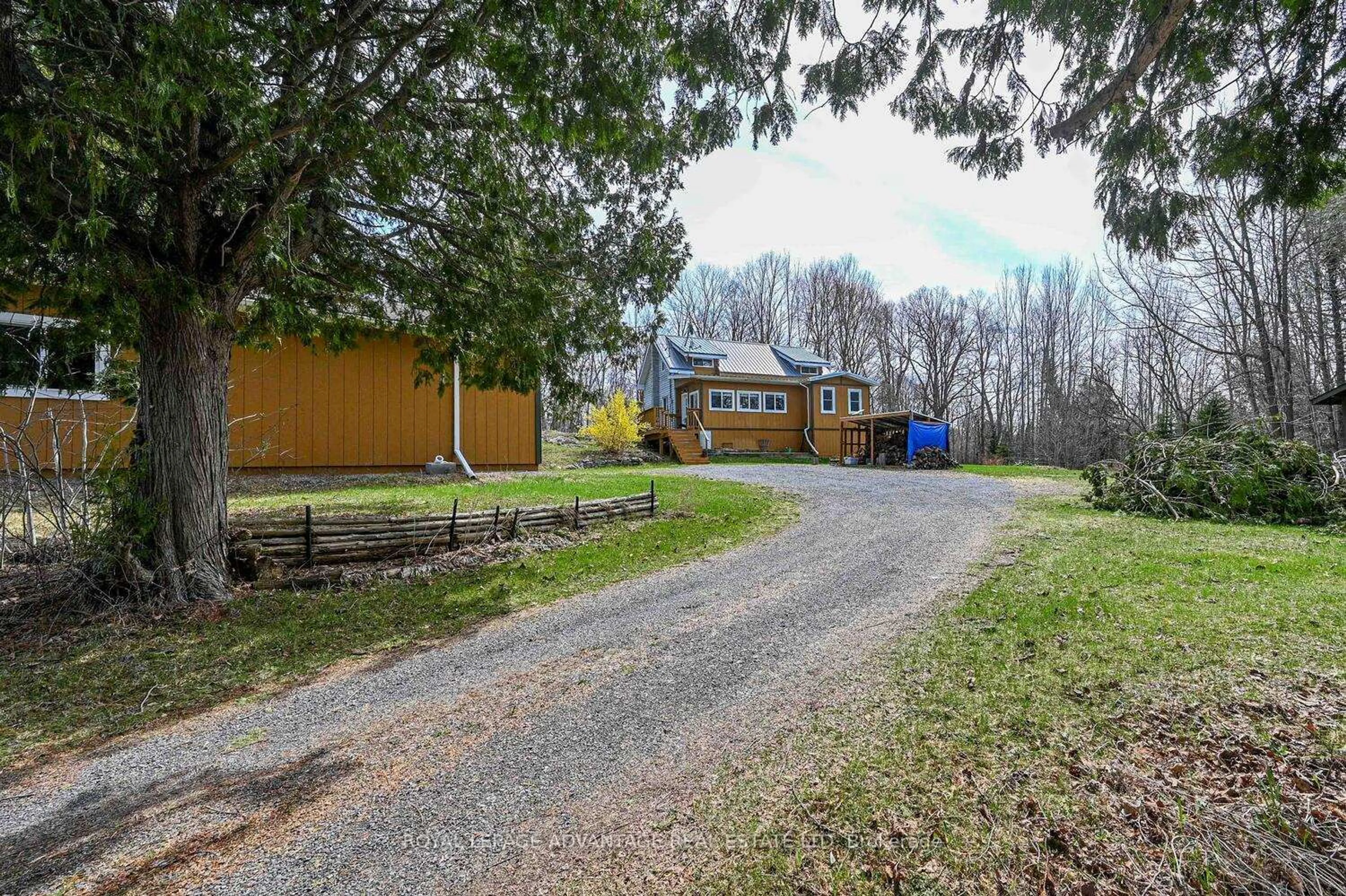 A pic from outside/outdoor area/front of a property/back of a property/a pic from drone, street for 163 Lyndhurst Rd, Leeds and the Thousand Islands Ontario K0E 1N0
