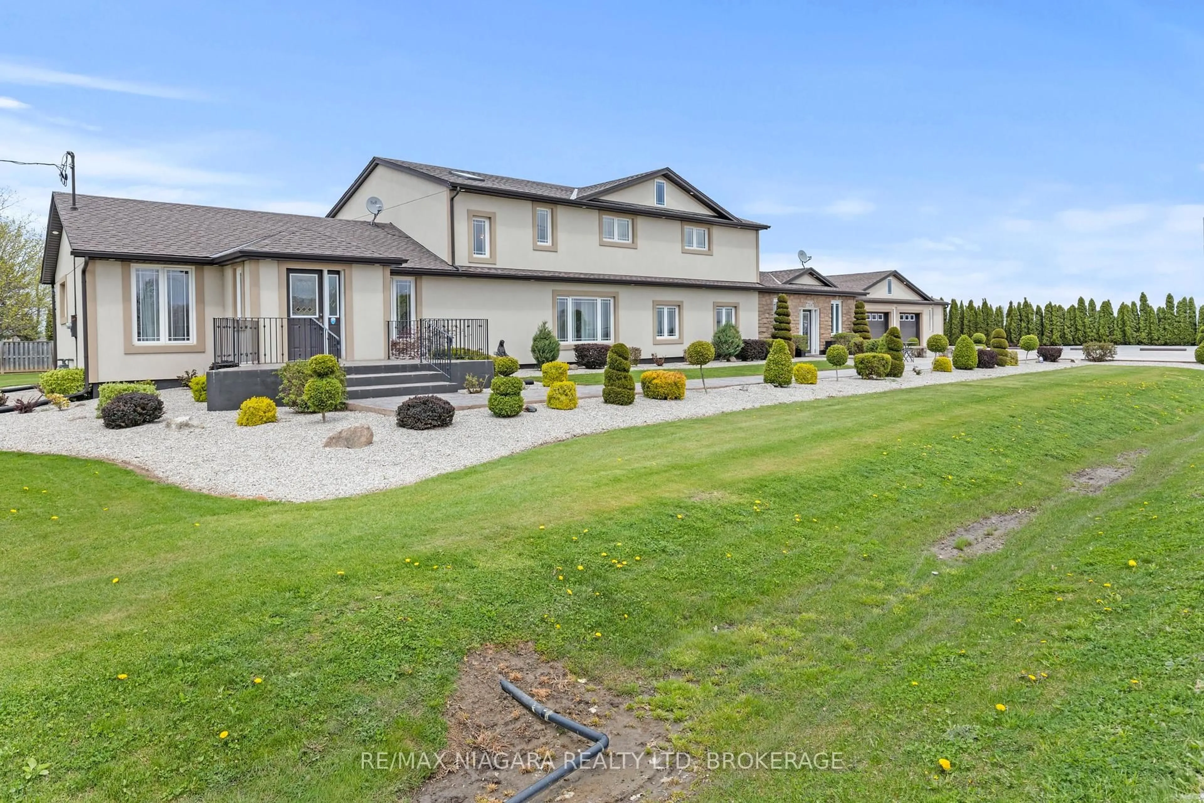A pic from outside/outdoor area/front of a property/back of a property/a pic from drone, unknown for 724 Line 3 Rd, Niagara-on-the-Lake Ontario L0S 1J0