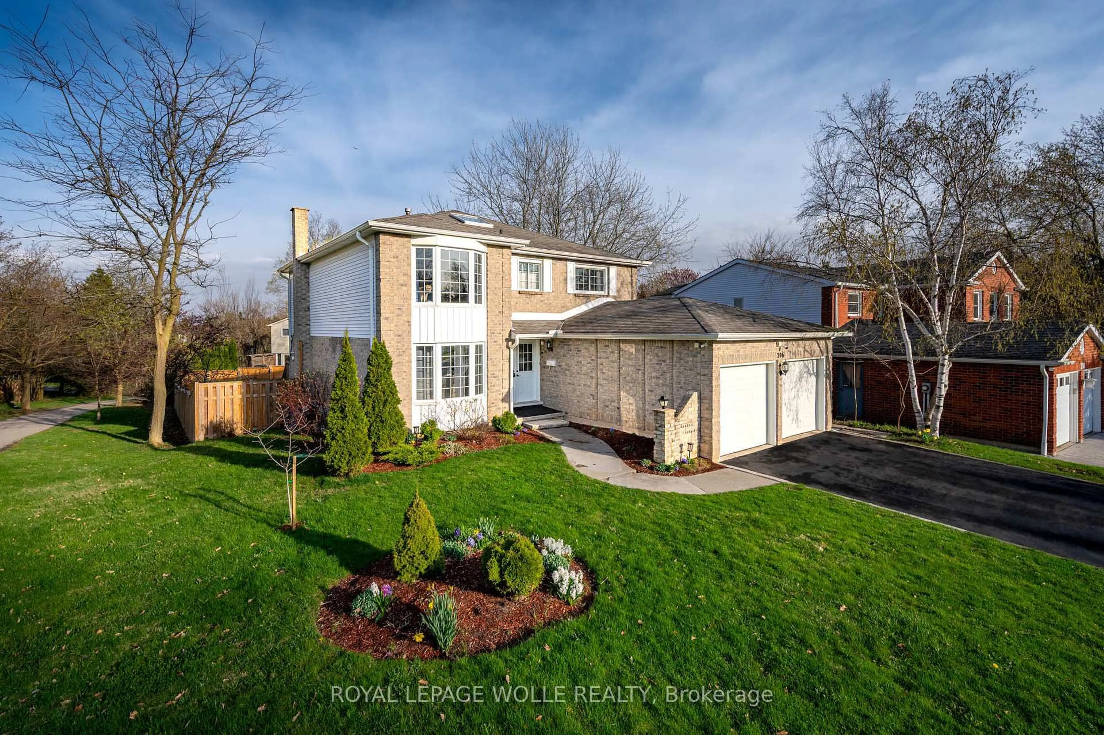 A pic from outside/outdoor area/front of a property/back of a property/a pic from drone, street for 206 Westvale Dr, Waterloo Ontario N2T 1C3