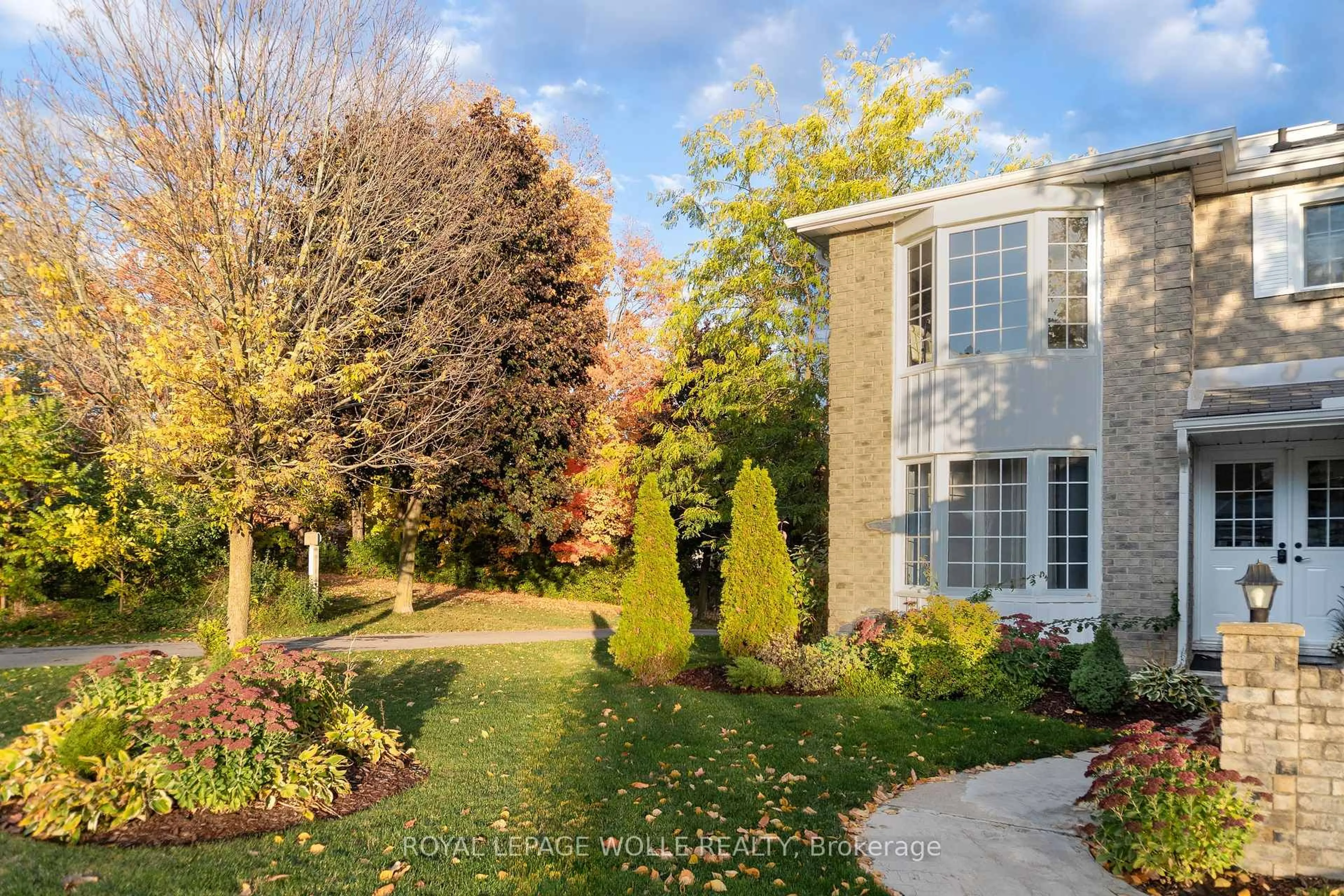 Patio, street for 206 Westvale Dr, Waterloo Ontario N2T 1C3