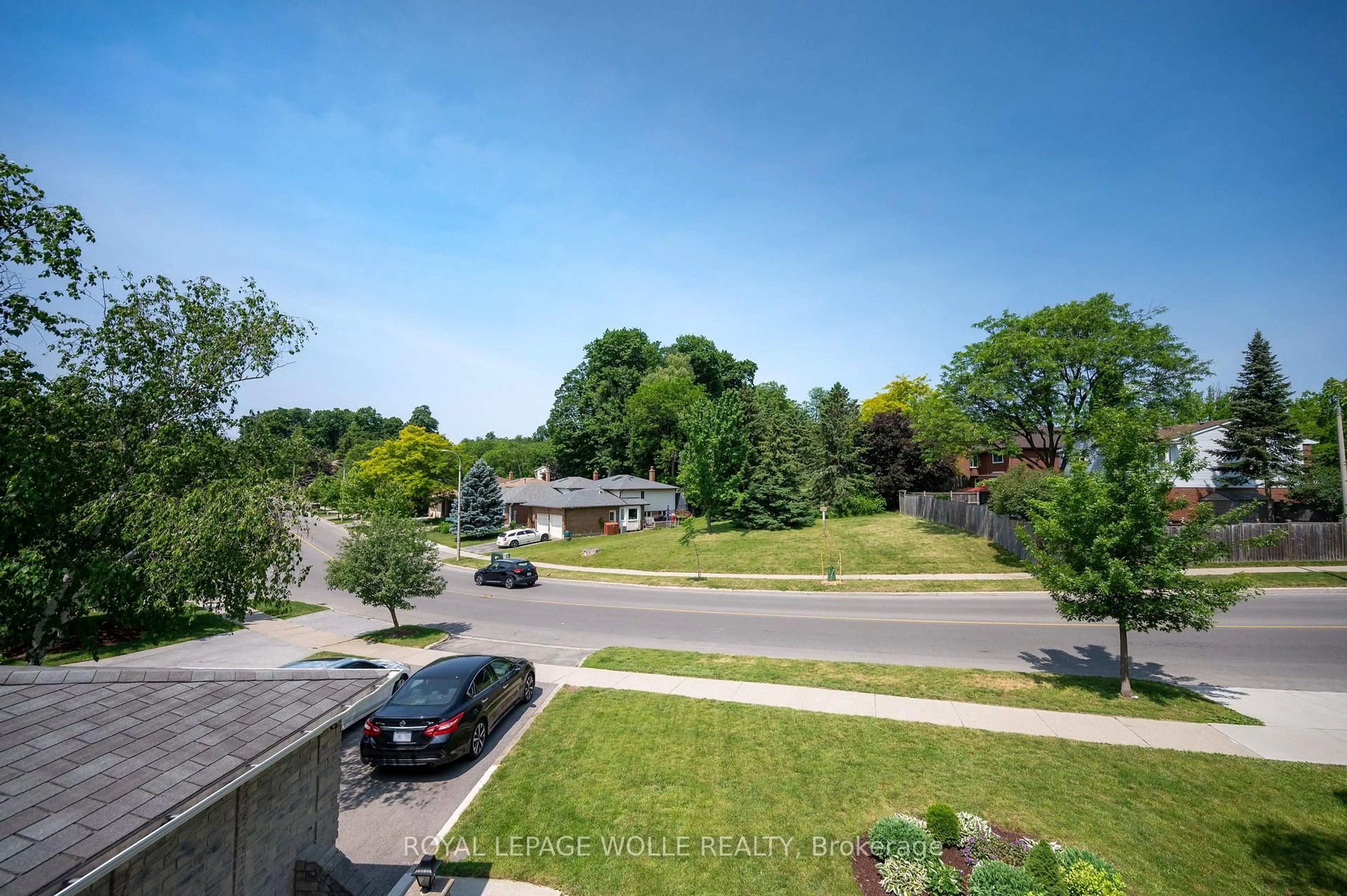 A pic from outside/outdoor area/front of a property/back of a property/a pic from drone, unknown for 206 Westvale Dr, Waterloo Ontario N2T 1C3