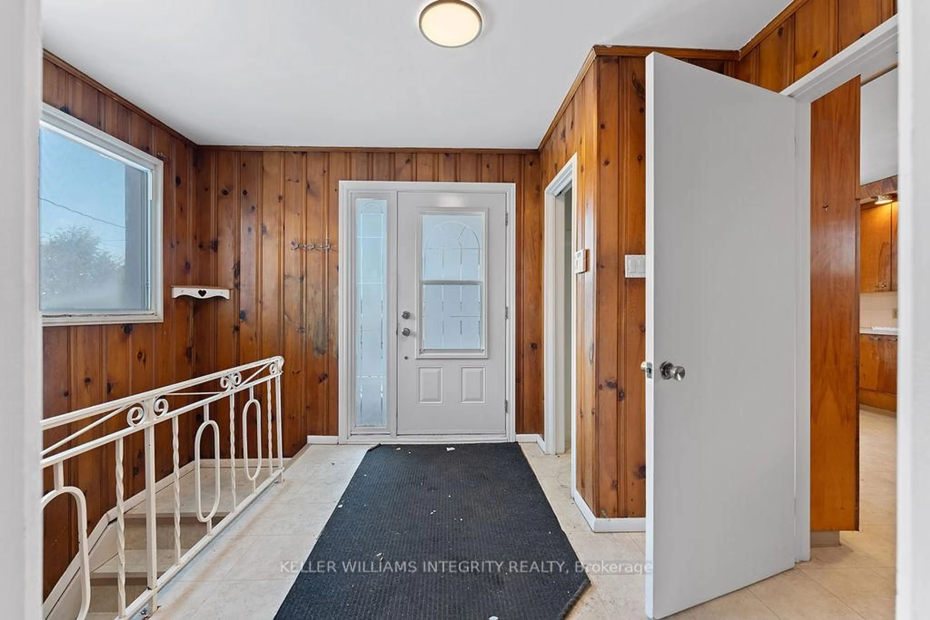 Indoor entryway for 3722 St Joseph Blvd, Ottawa Ontario K4A 0Z5