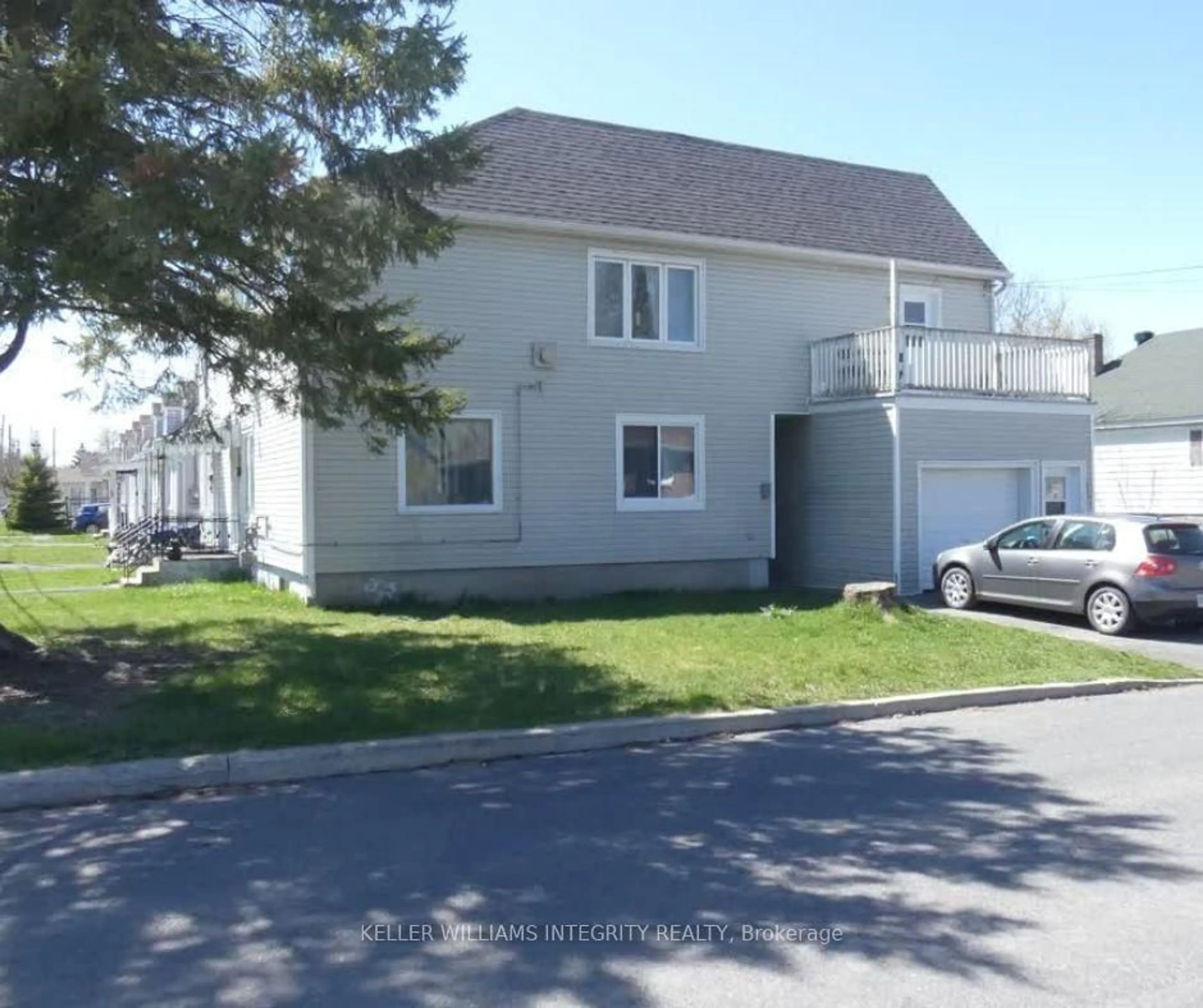 Home with vinyl exterior material, street for 141 Cornwallis Ave, Cornwall Ontario K6H 2S3