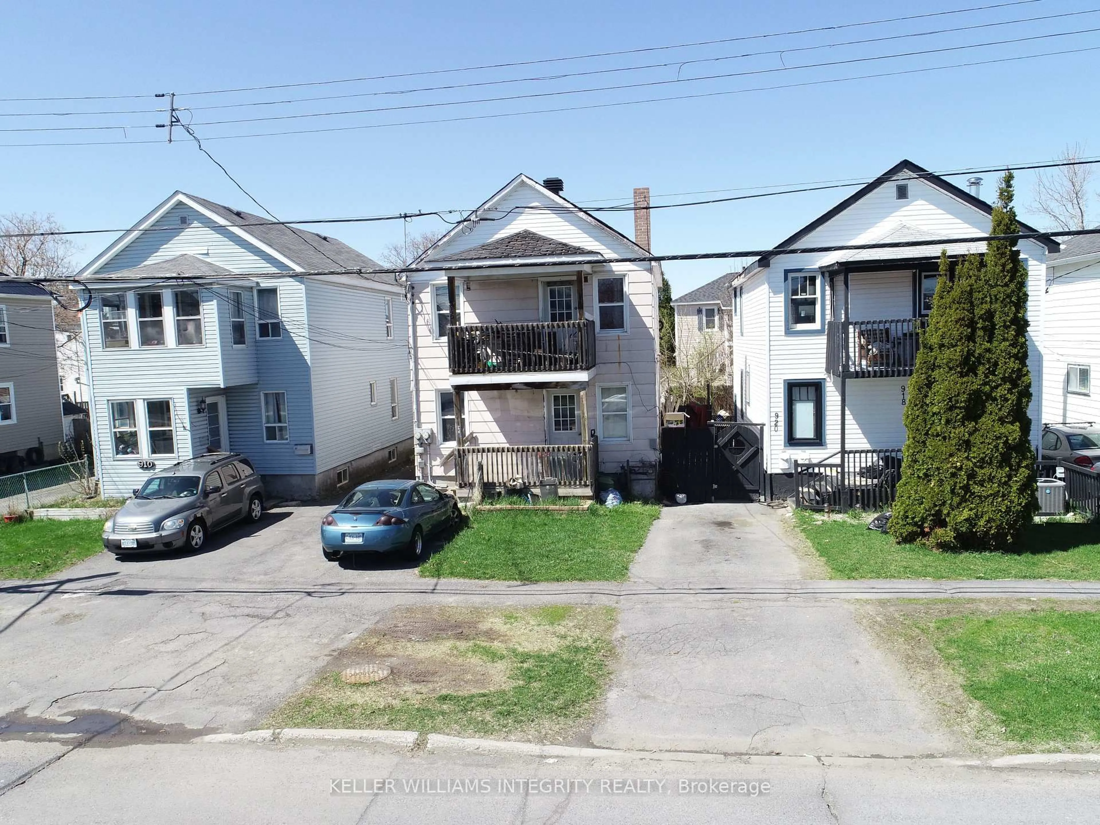 A pic from outside/outdoor area/front of a property/back of a property/a pic from drone, street for 916 1st St, Cornwall Ontario K6H 1N2