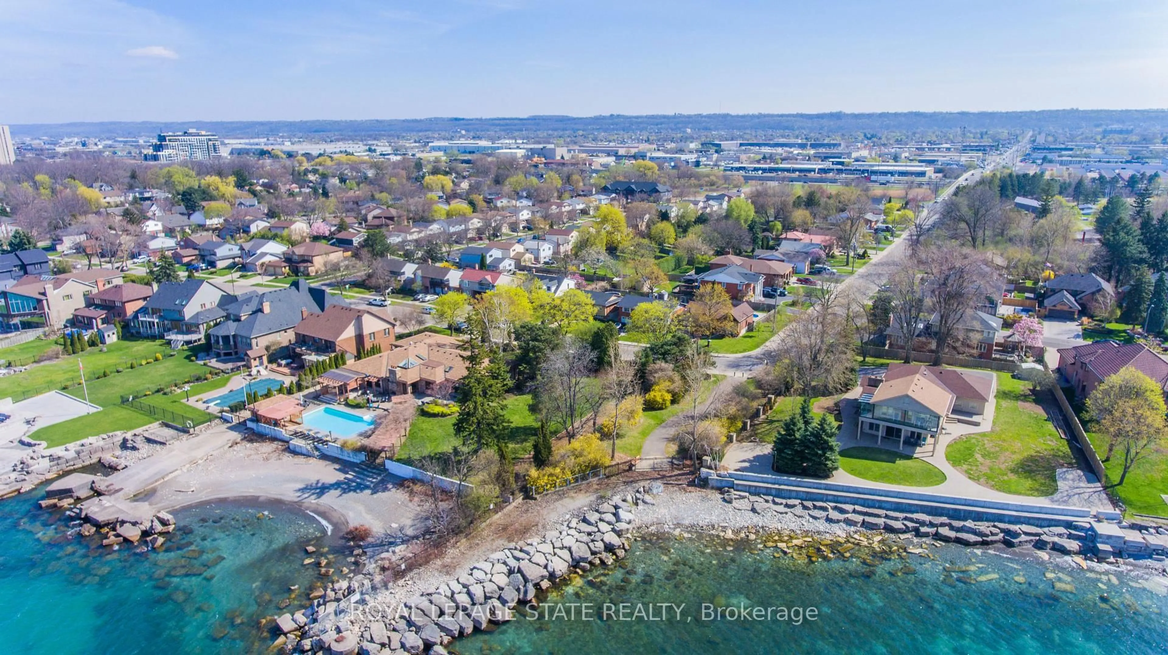 A pic from outside/outdoor area/front of a property/back of a property/a pic from drone, water/lake/river/ocean view for 7 Lakegate Dr, Hamilton Ontario L8E 3T7