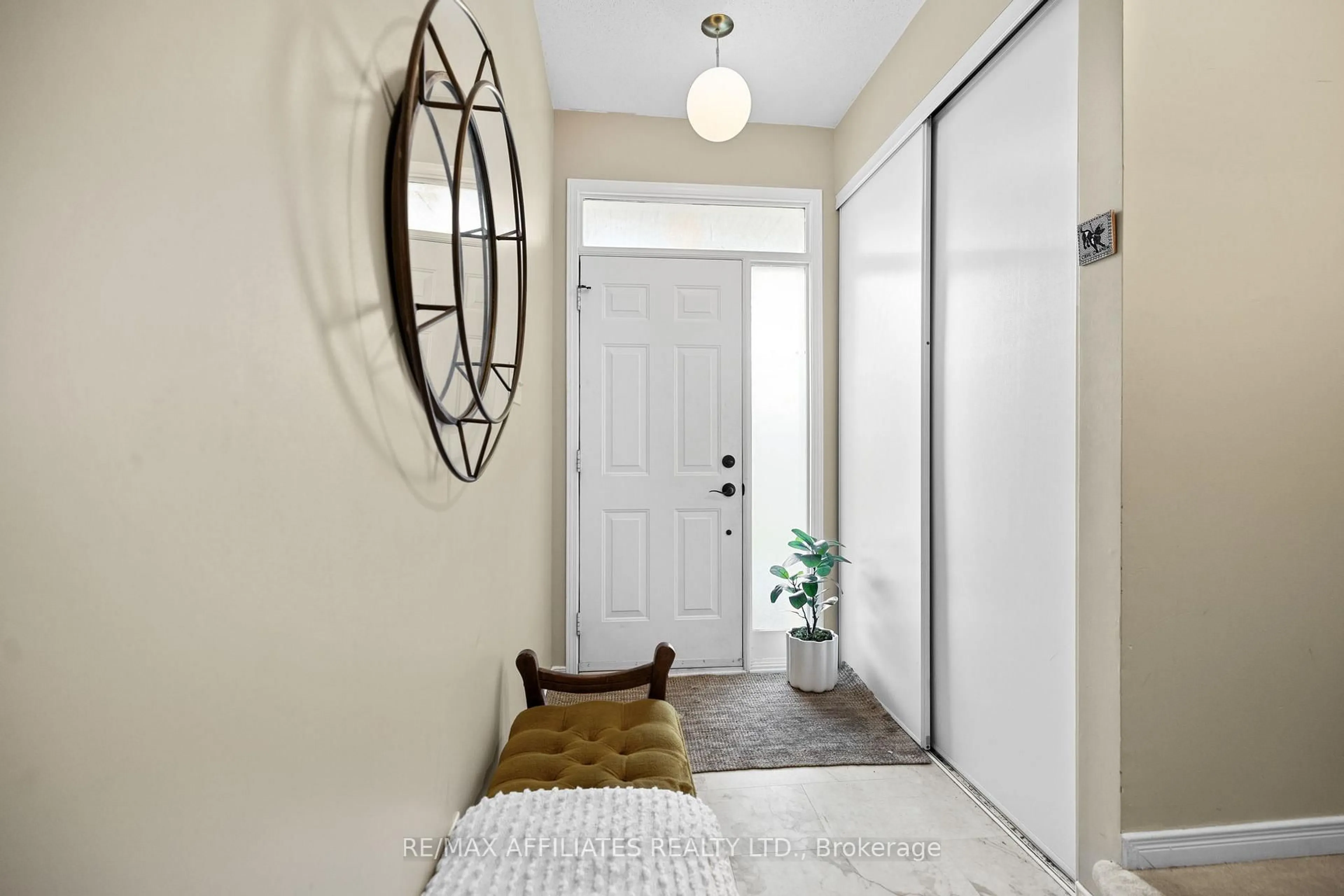 Indoor entryway for 99 Glenhaven Private, Ottawa Ontario K1V 2B2