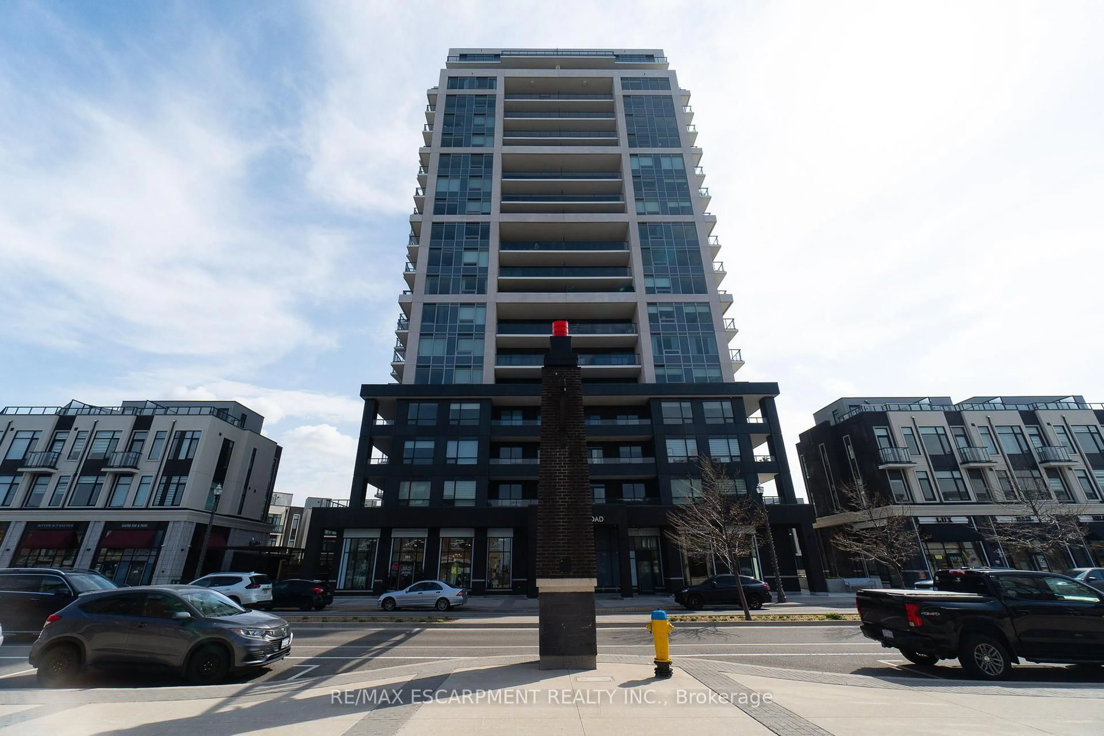 A pic from outside/outdoor area/front of a property/back of a property/a pic from drone, building for 385 WINSTON Rd #1902, Grimsby Ontario L3M 4E8