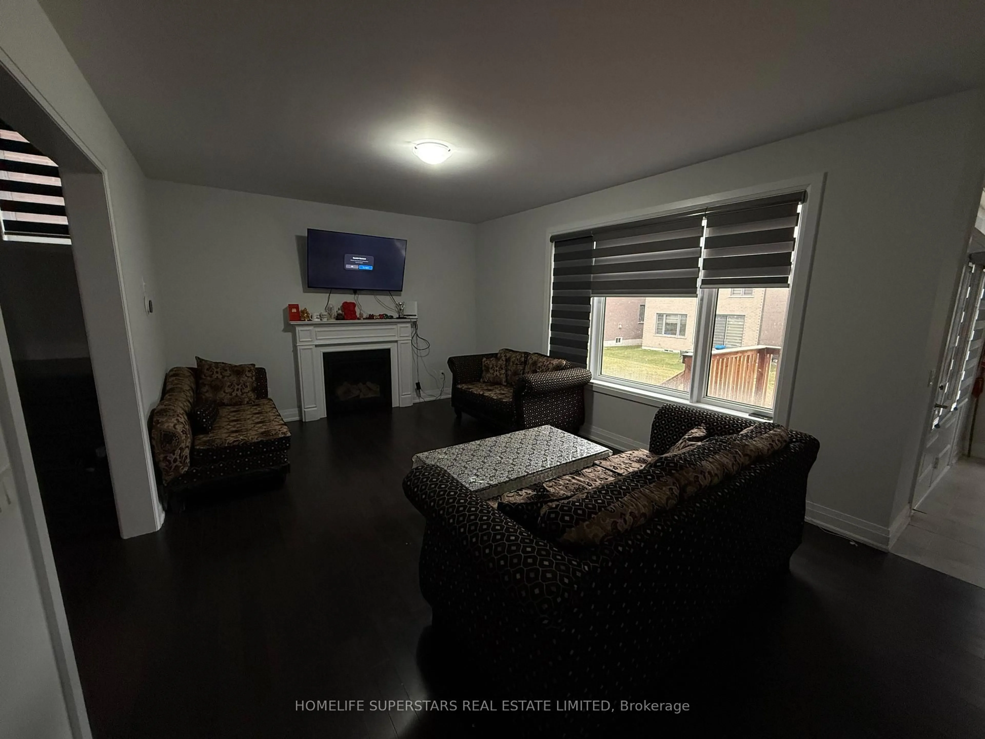 Living room with furniture, wood/laminate floor for 795 Queenston Blvd, Woodstock Ontario N4T 0N1