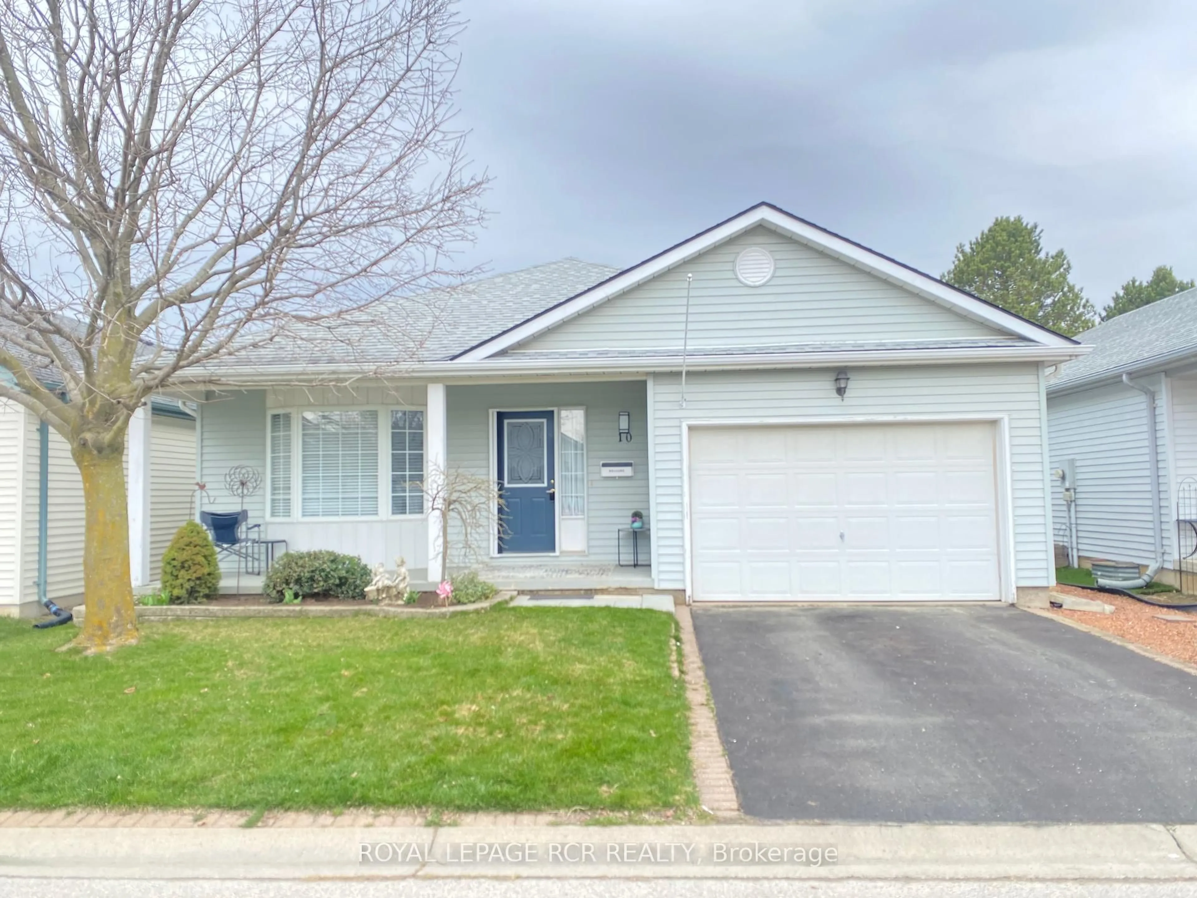 Home with vinyl exterior material, street for 10 Balazs Crt, Tillsonburg Ontario N4G 5V5
