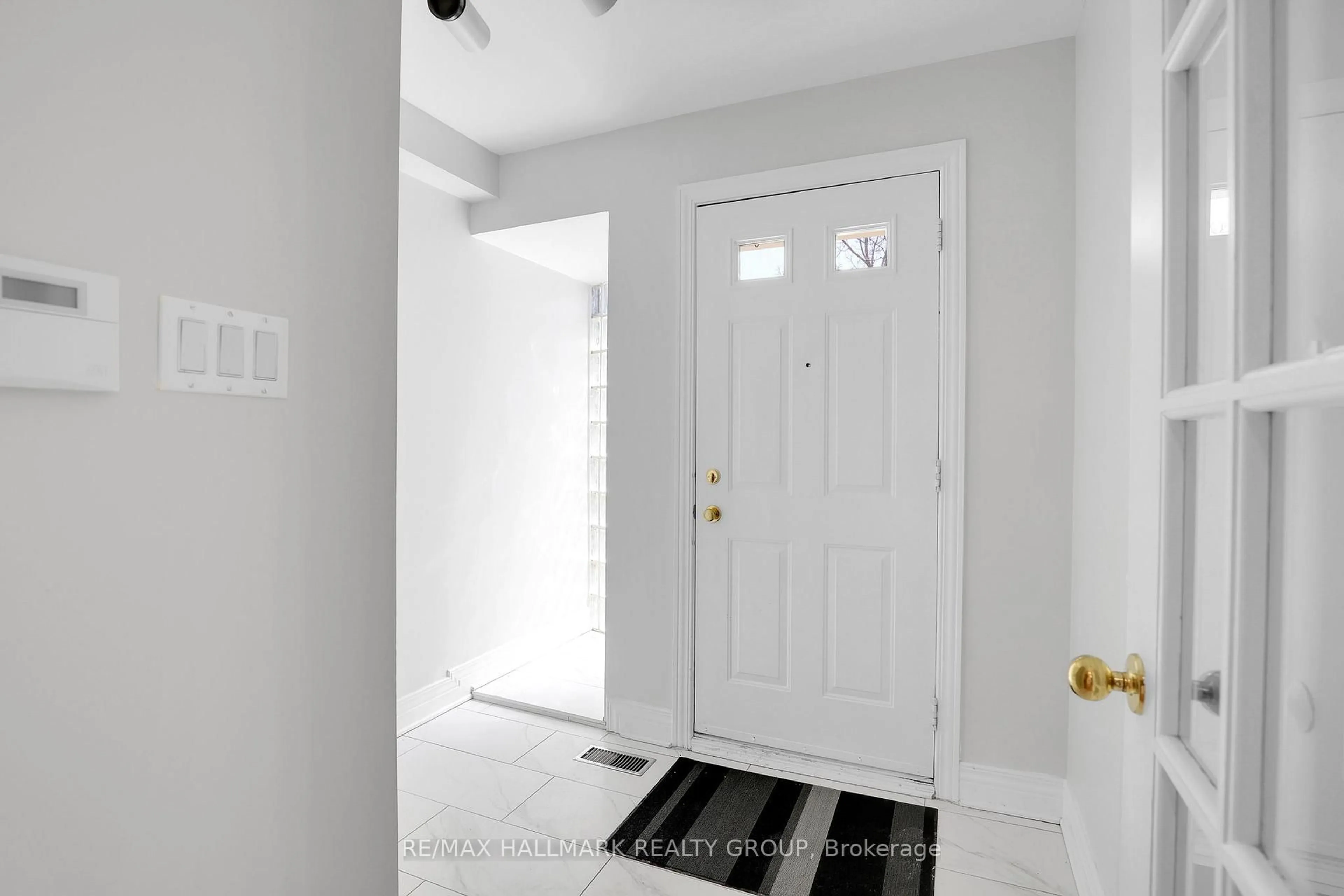 Indoor entryway for 303 Sherwood Dr, Ottawa Ontario K1Y 3W7