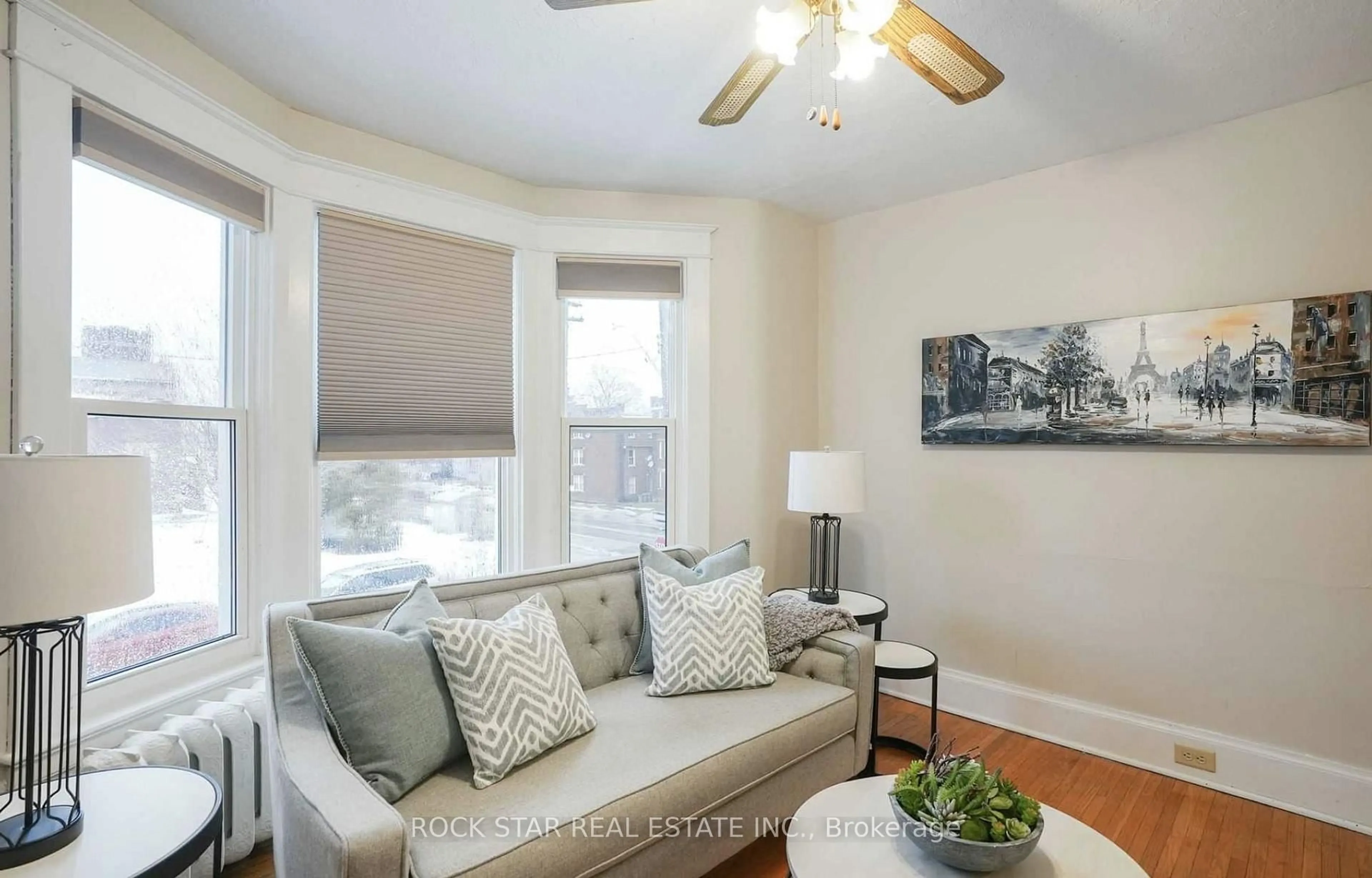 Living room with furniture, unknown for 115 Balsam Ave, Hamilton Ontario L8M 3B1