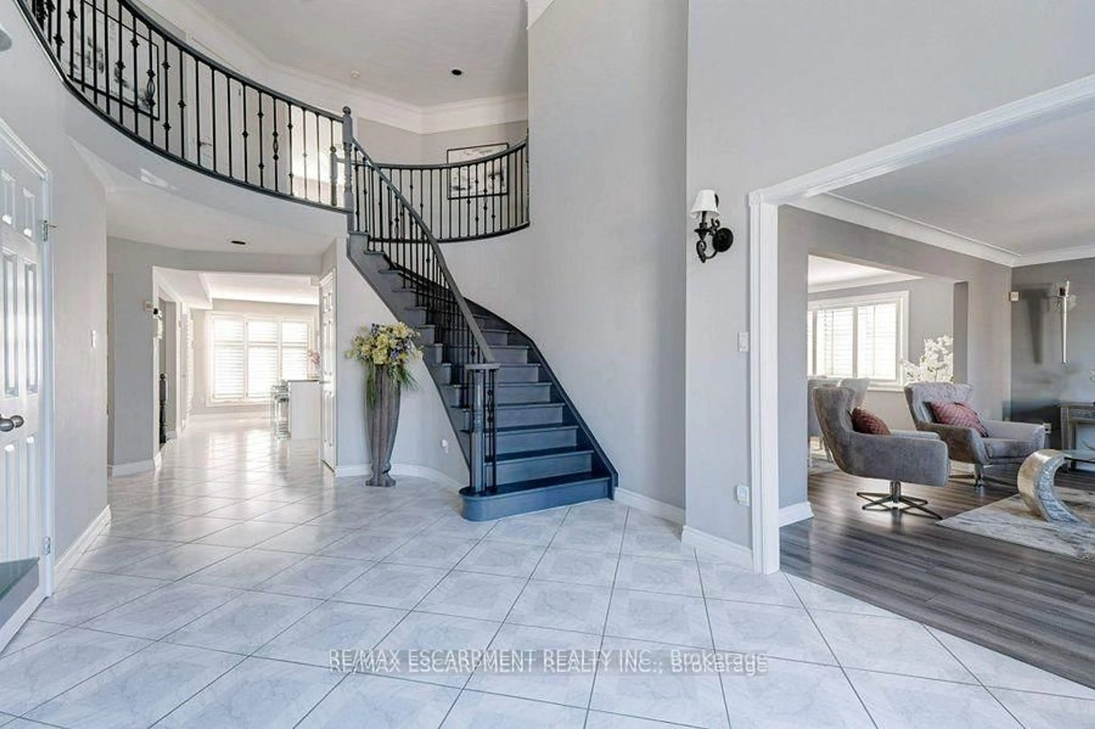 Indoor foyer for 35 Lido Dr, Hamilton Ontario L8E 5E8