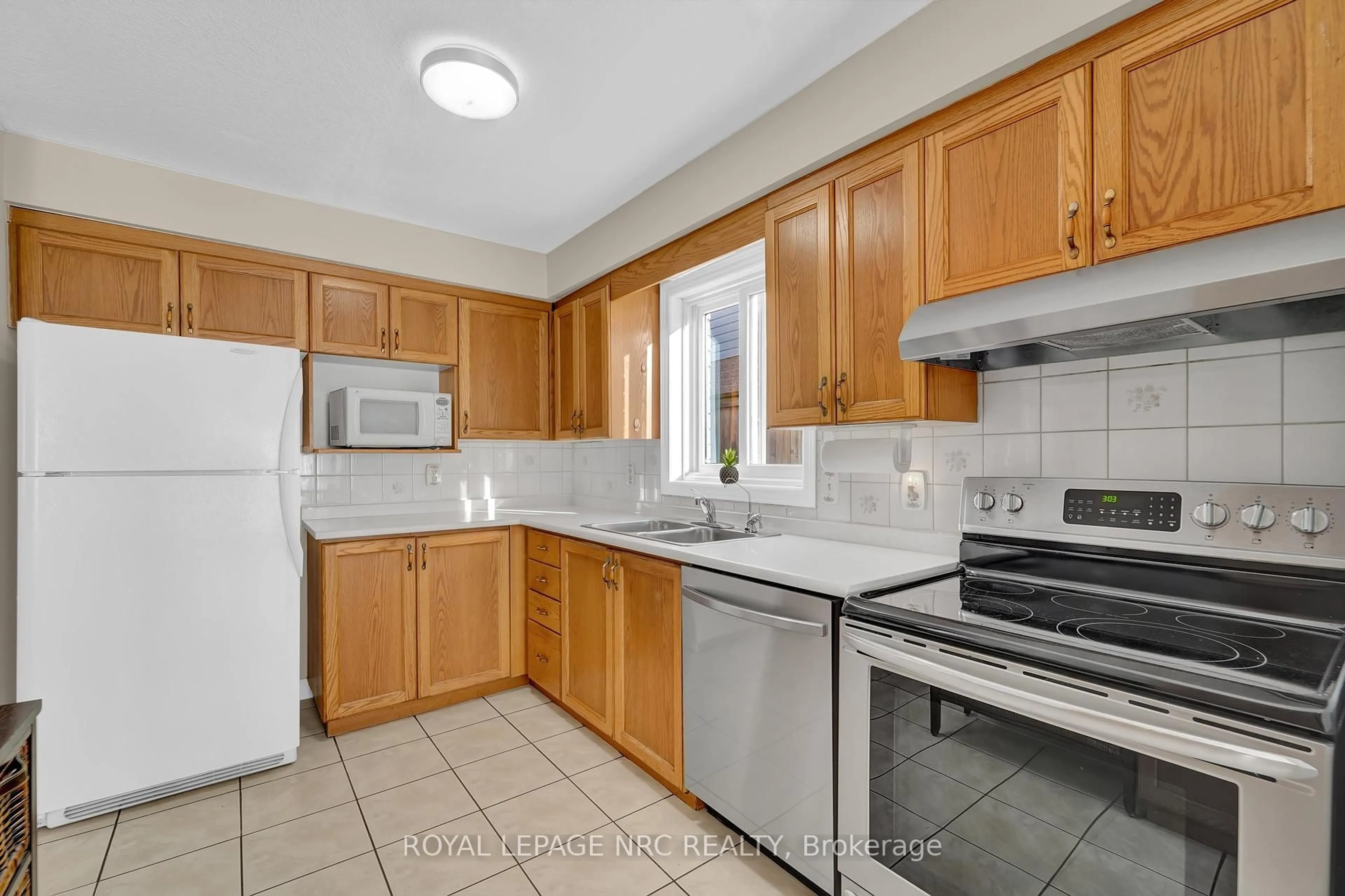 Standard kitchen, ceramic/tile floor for 27 Hollyridge Cres, Kitchener Ontario N2N 3L8