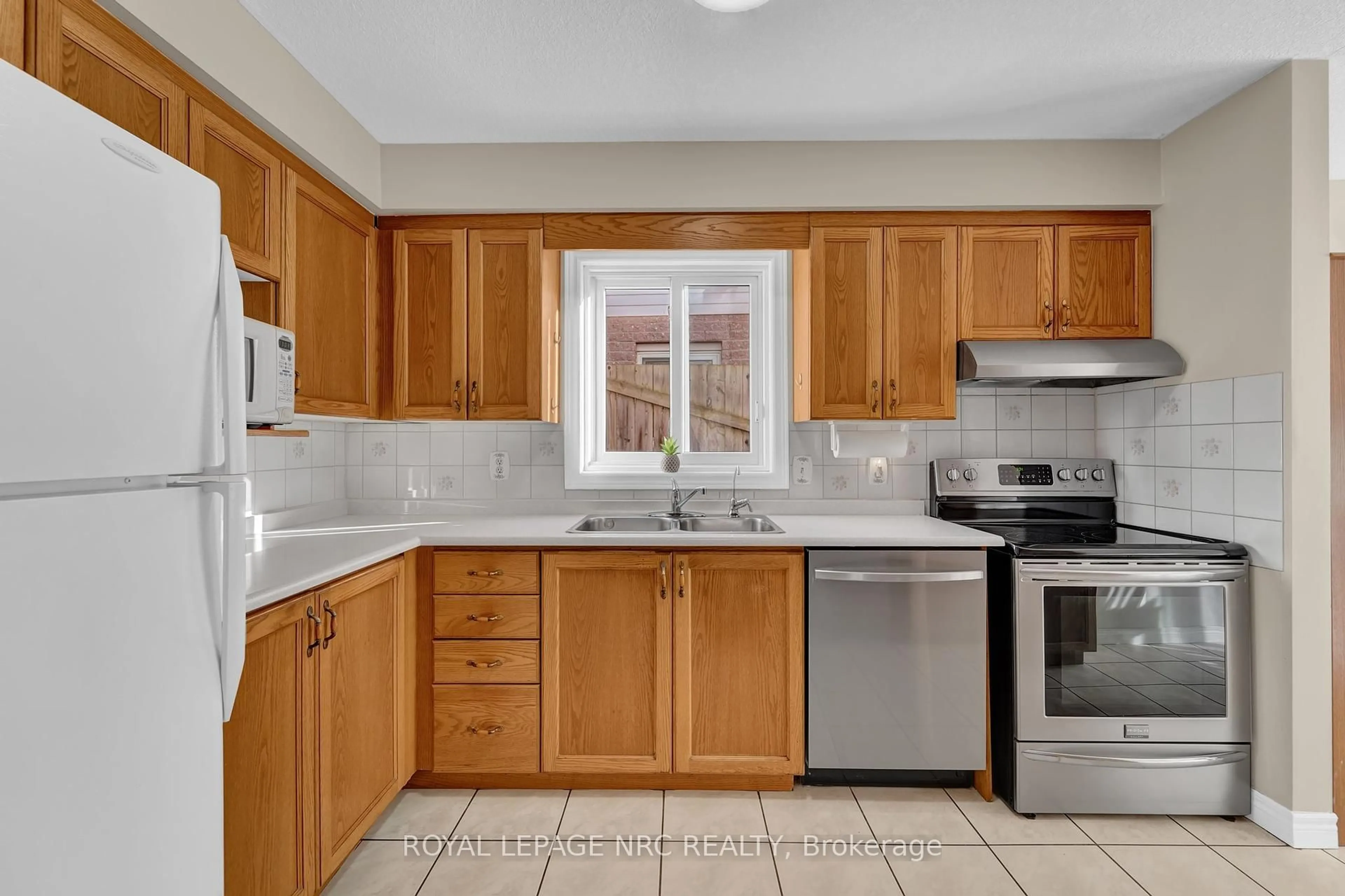 Standard kitchen, ceramic/tile floor for 27 Hollyridge Cres, Kitchener Ontario N2N 3L8