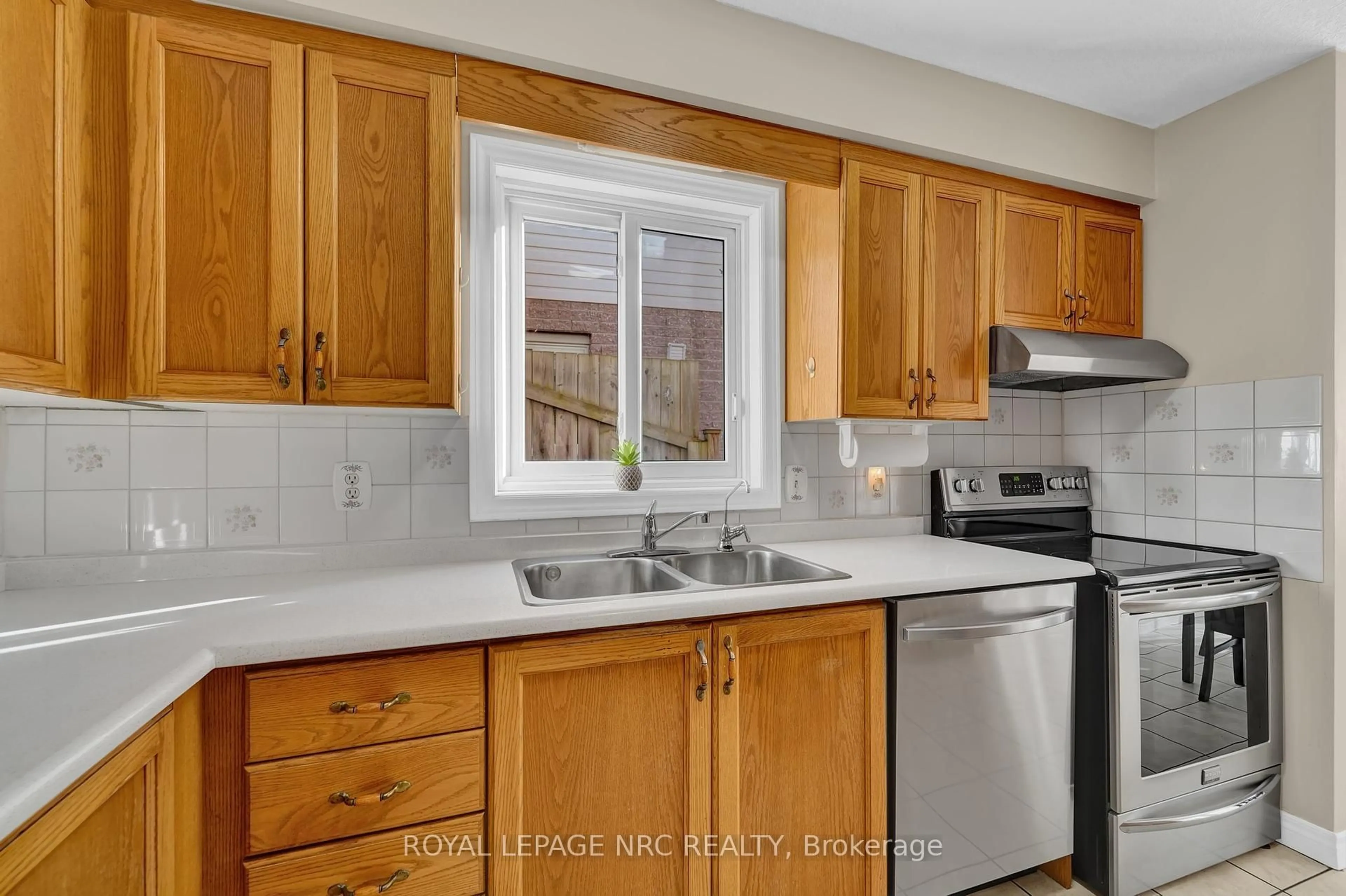 Standard kitchen, ceramic/tile floor for 27 Hollyridge Cres, Kitchener Ontario N2N 3L8