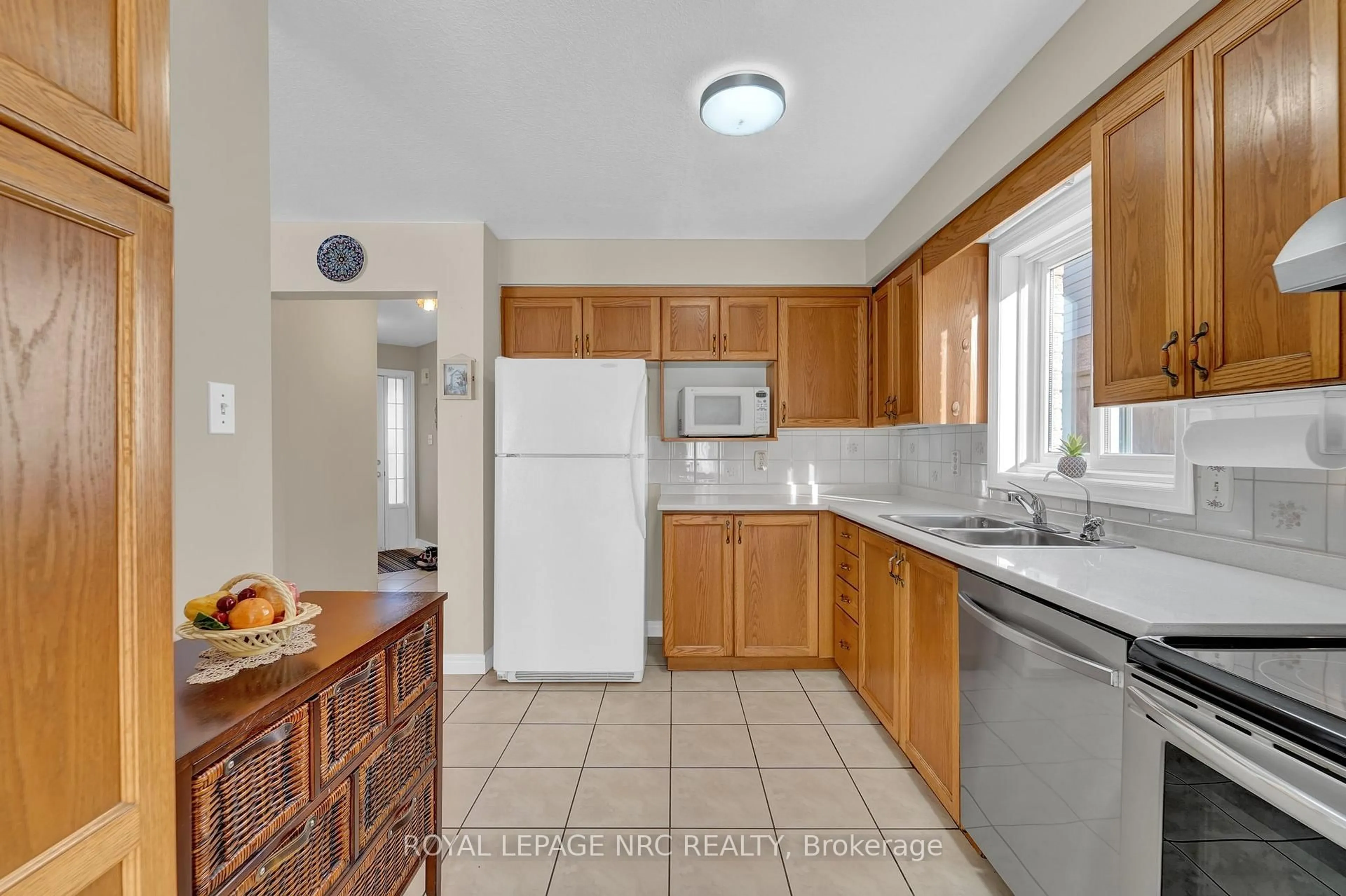 Standard kitchen, ceramic/tile floor for 27 Hollyridge Cres, Kitchener Ontario N2N 3L8