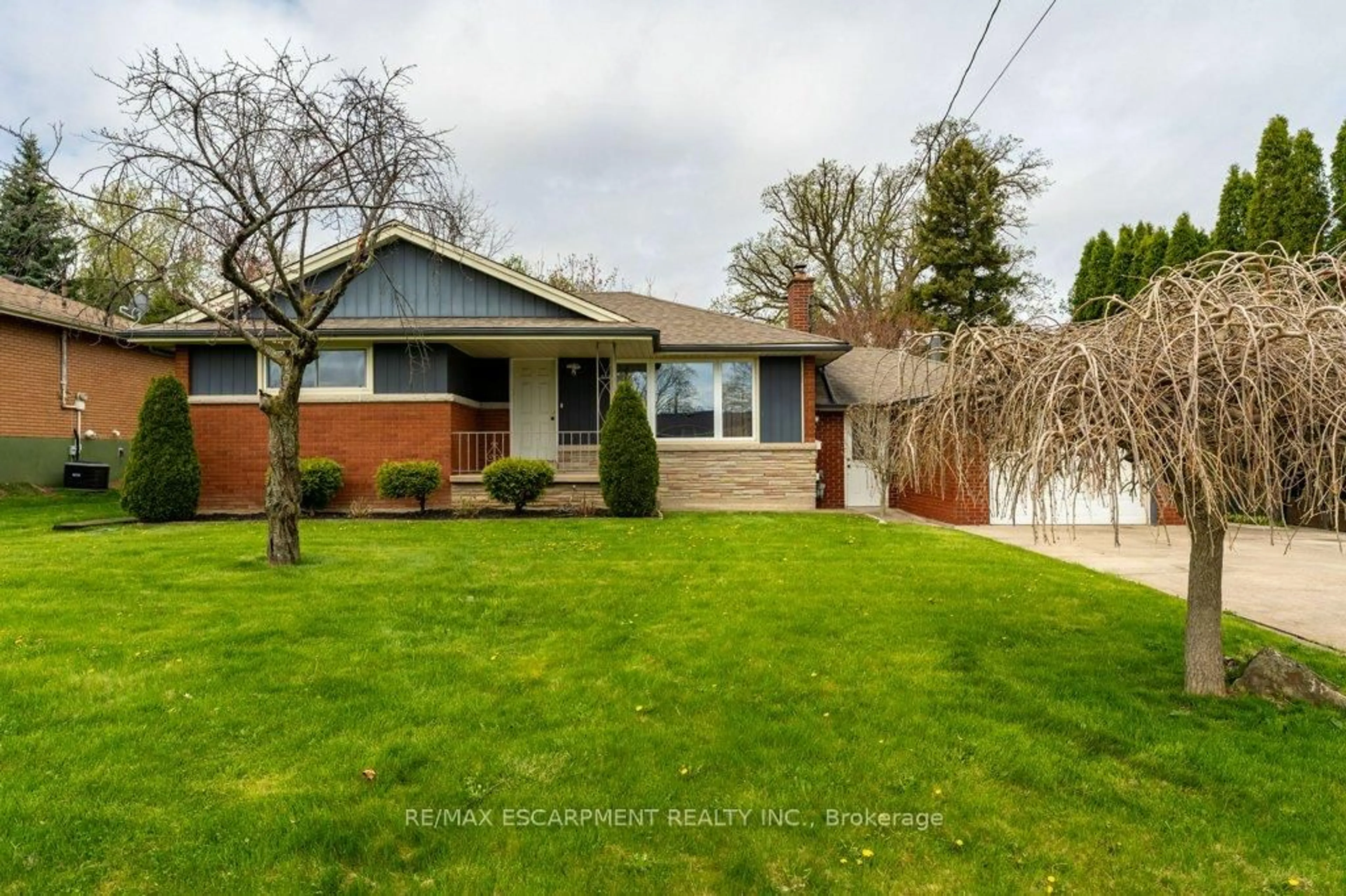 Home with brick exterior material, street for 4386 Jackson St, Lincoln Ontario L3J 0N9