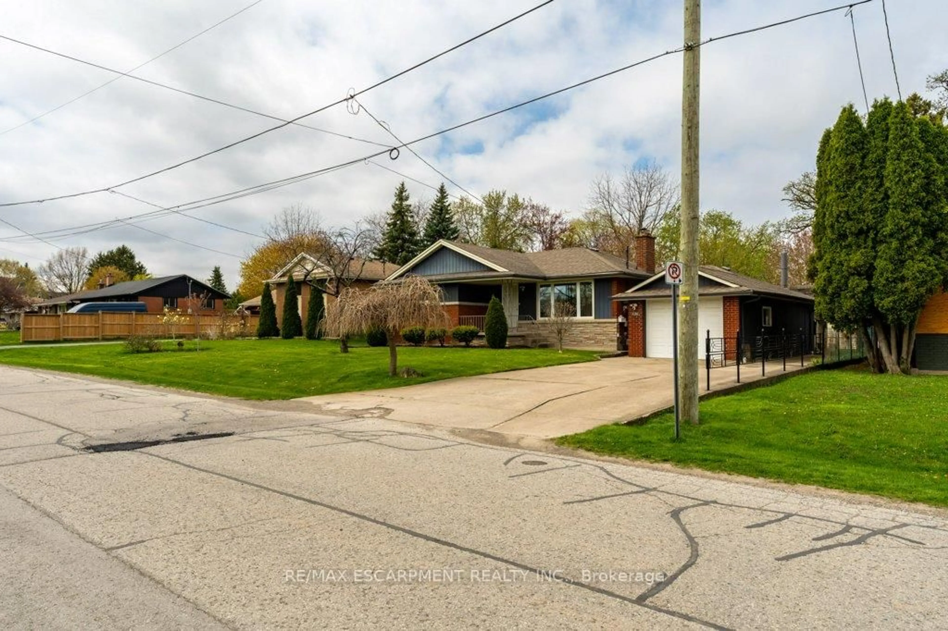 A pic from outside/outdoor area/front of a property/back of a property/a pic from drone, street for 4386 Jackson St, Lincoln Ontario L3J 0N9