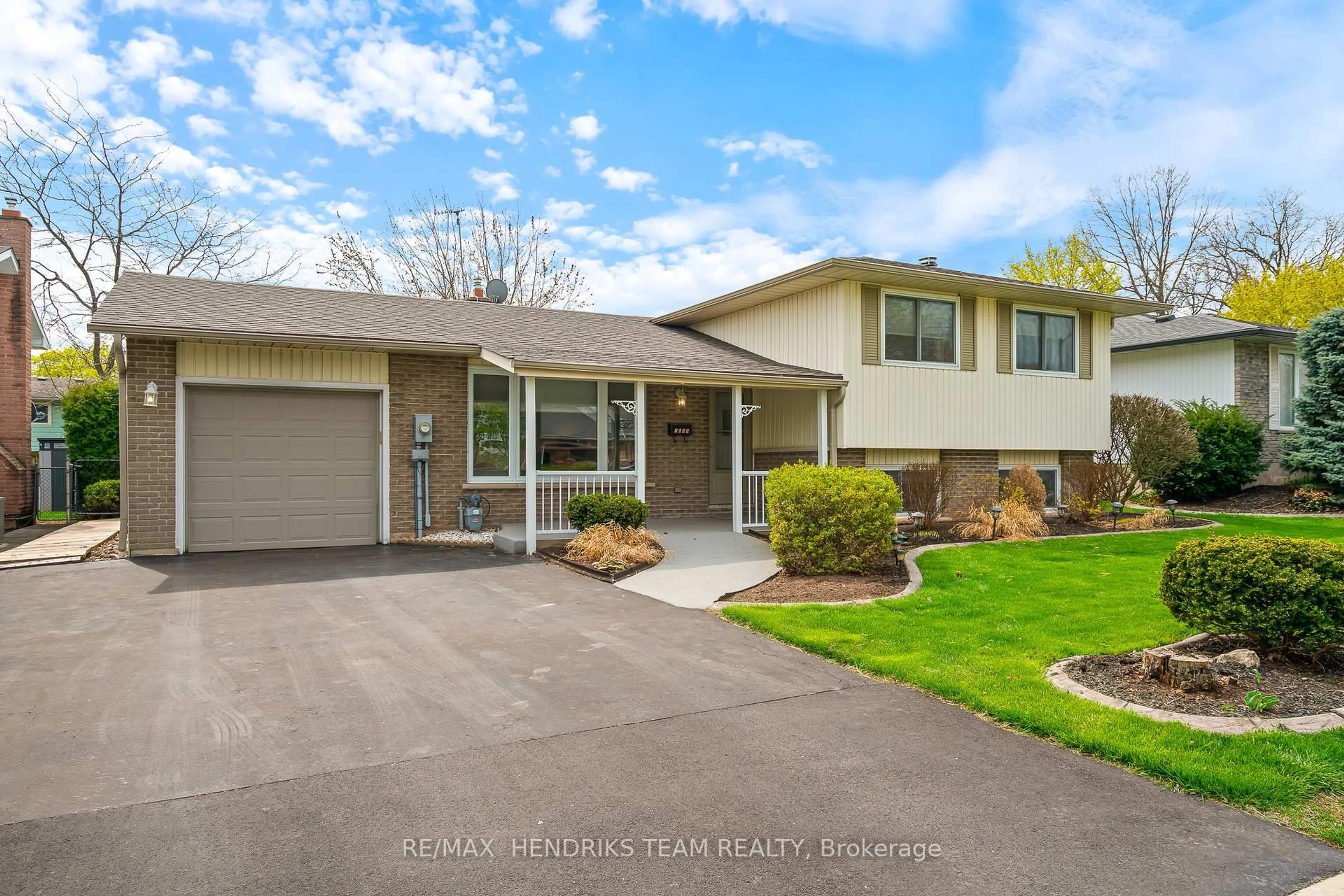 Home with vinyl exterior material, street for 5066 Friesen Blvd, Lincoln Ontario L0R 1B5