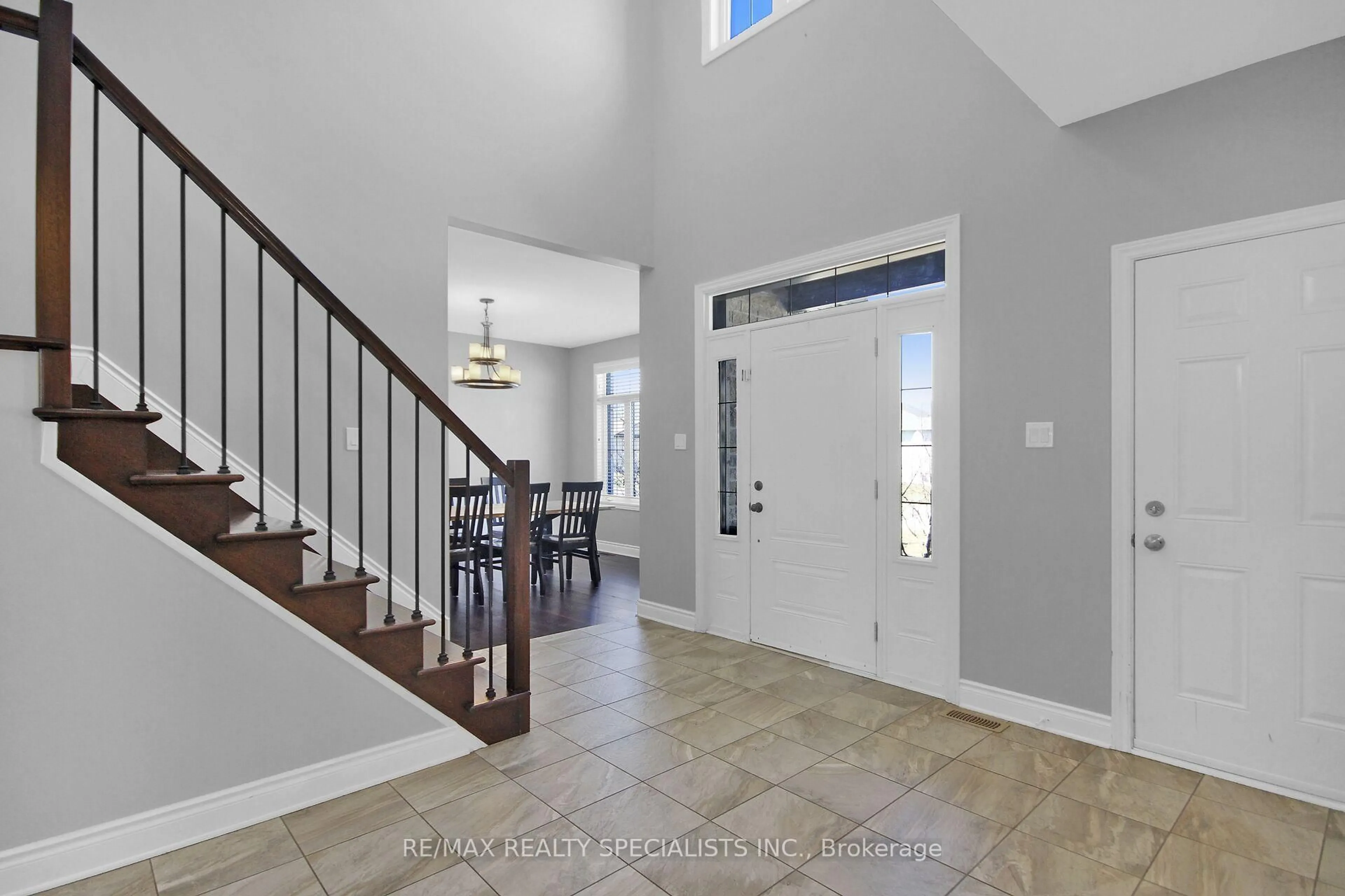 Indoor entryway for 516 Junction St, Russell Ontario K4R 0A4