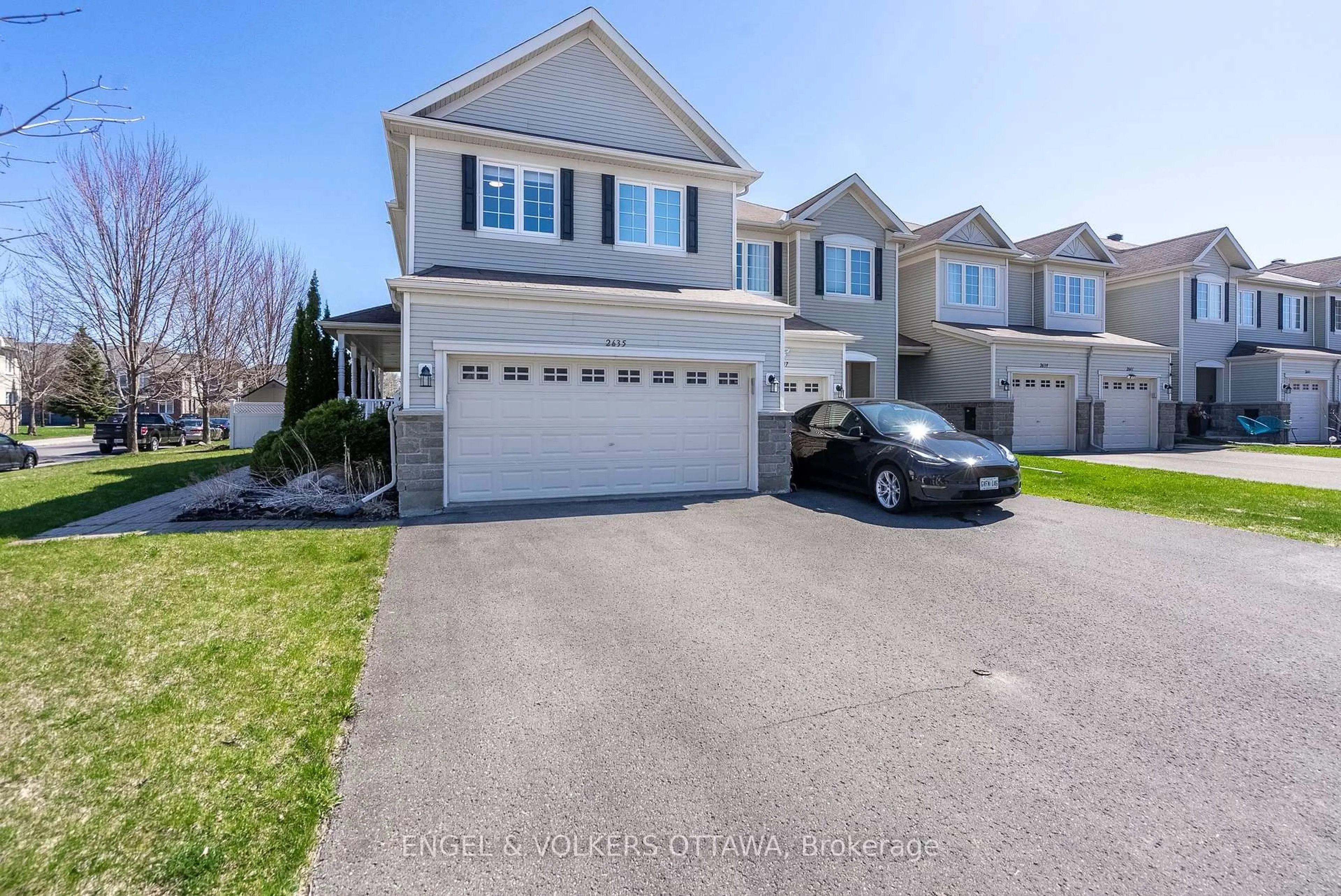 A pic from outside/outdoor area/front of a property/back of a property/a pic from drone, street for 2635 Half Moon Bay Rd, Ottawa Ontario K2J 0Y9
