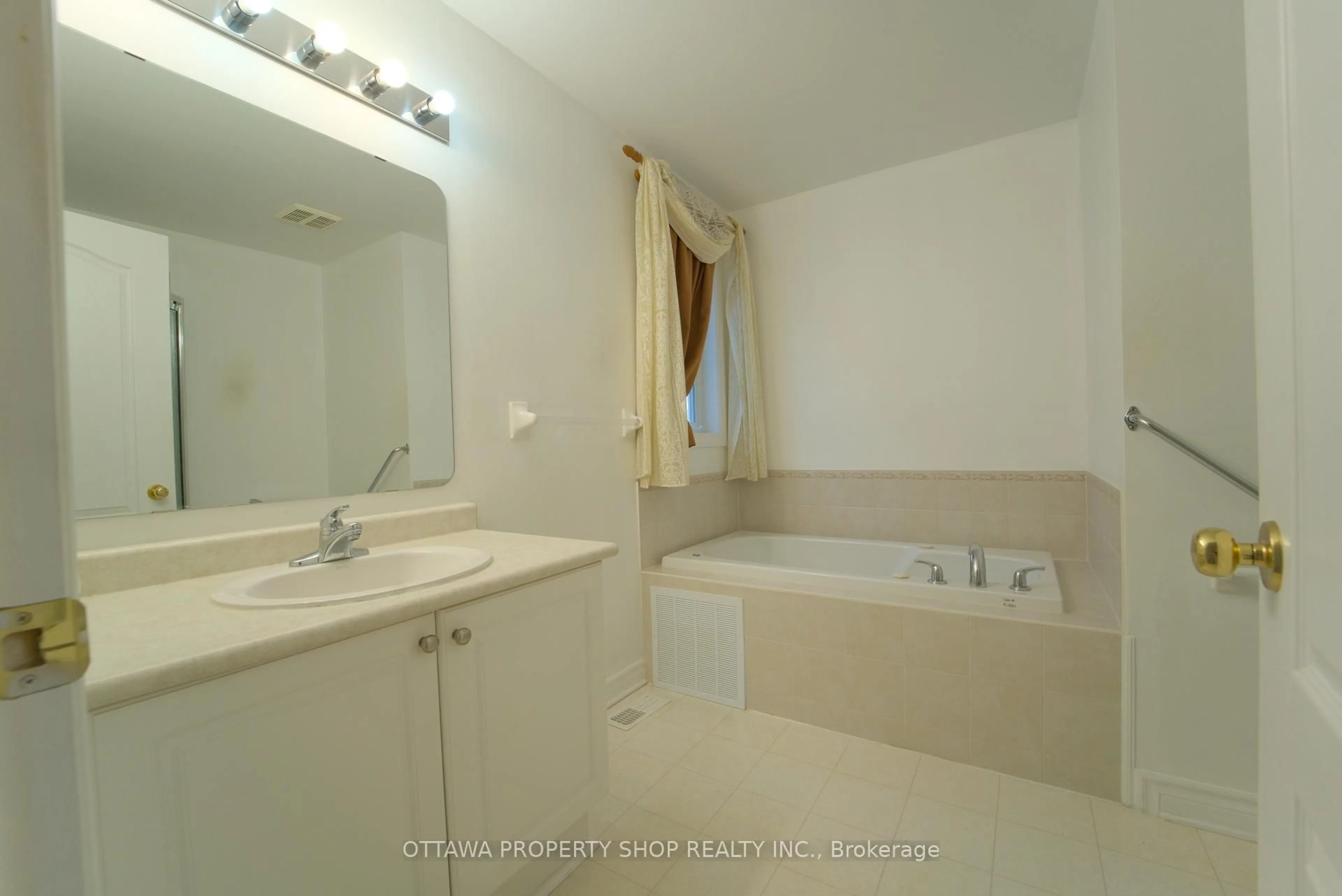 Standard bathroom, ceramic/tile floor for 37 Cresthaven Dr, Ottawa Ontario K2G 6T8