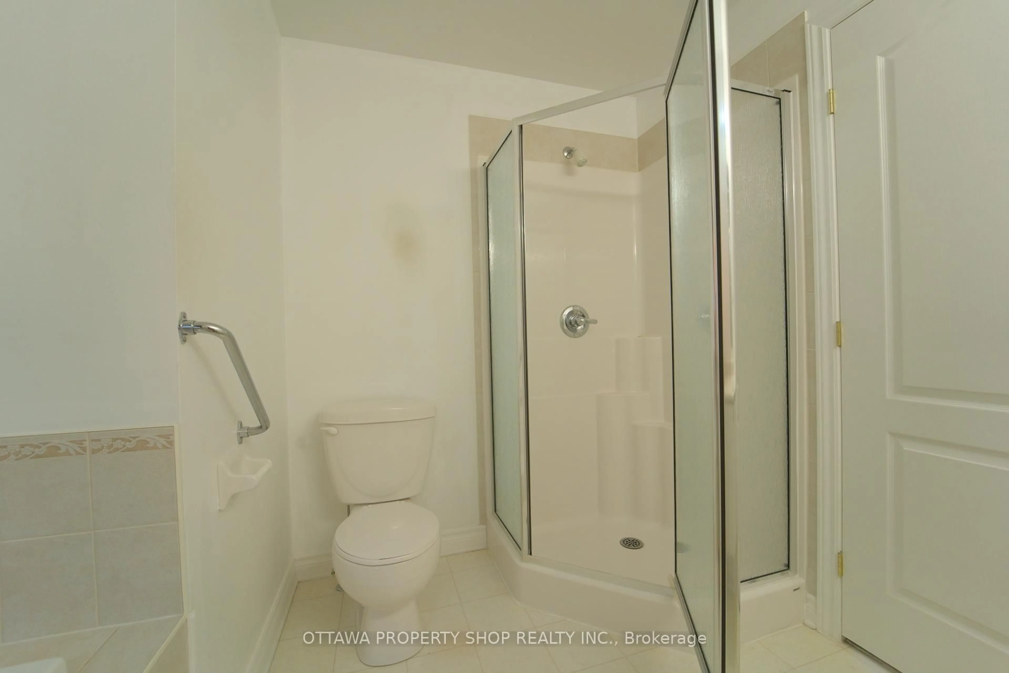 Standard bathroom, ceramic/tile floor for 37 Cresthaven Dr, Ottawa Ontario K2G 6T8