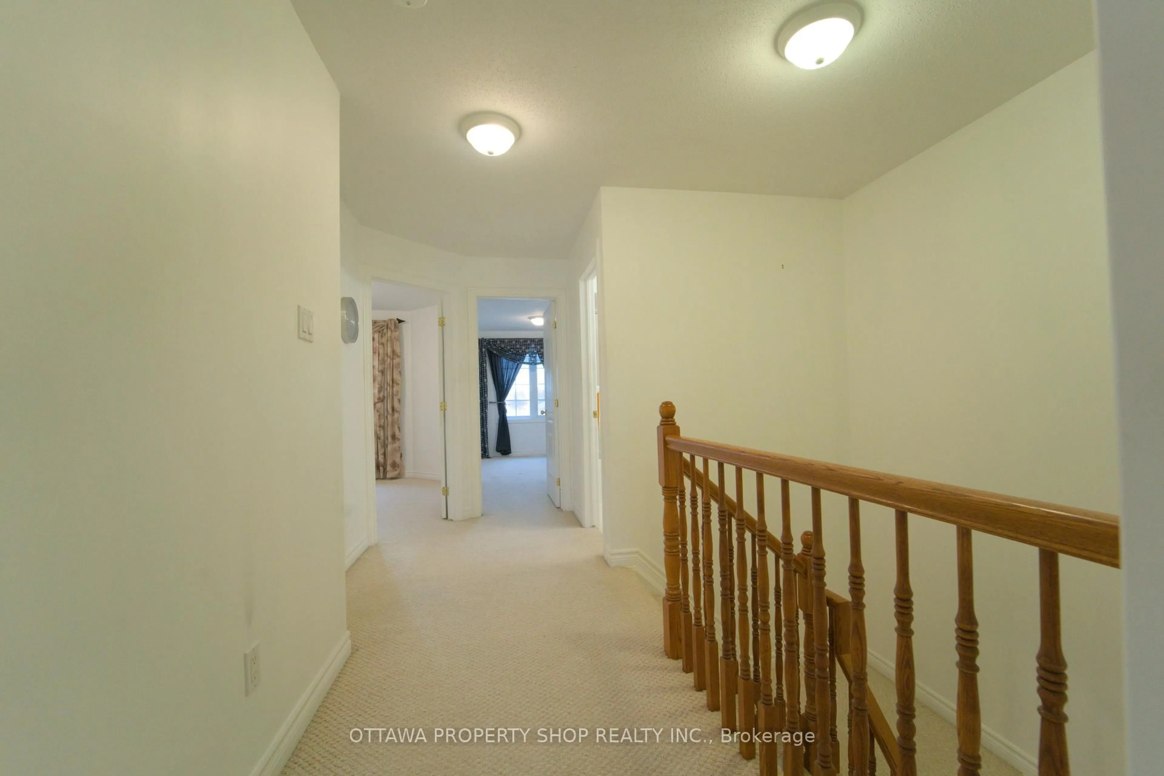 Indoor foyer for 37 Cresthaven Dr, Ottawa Ontario K2G 6T8