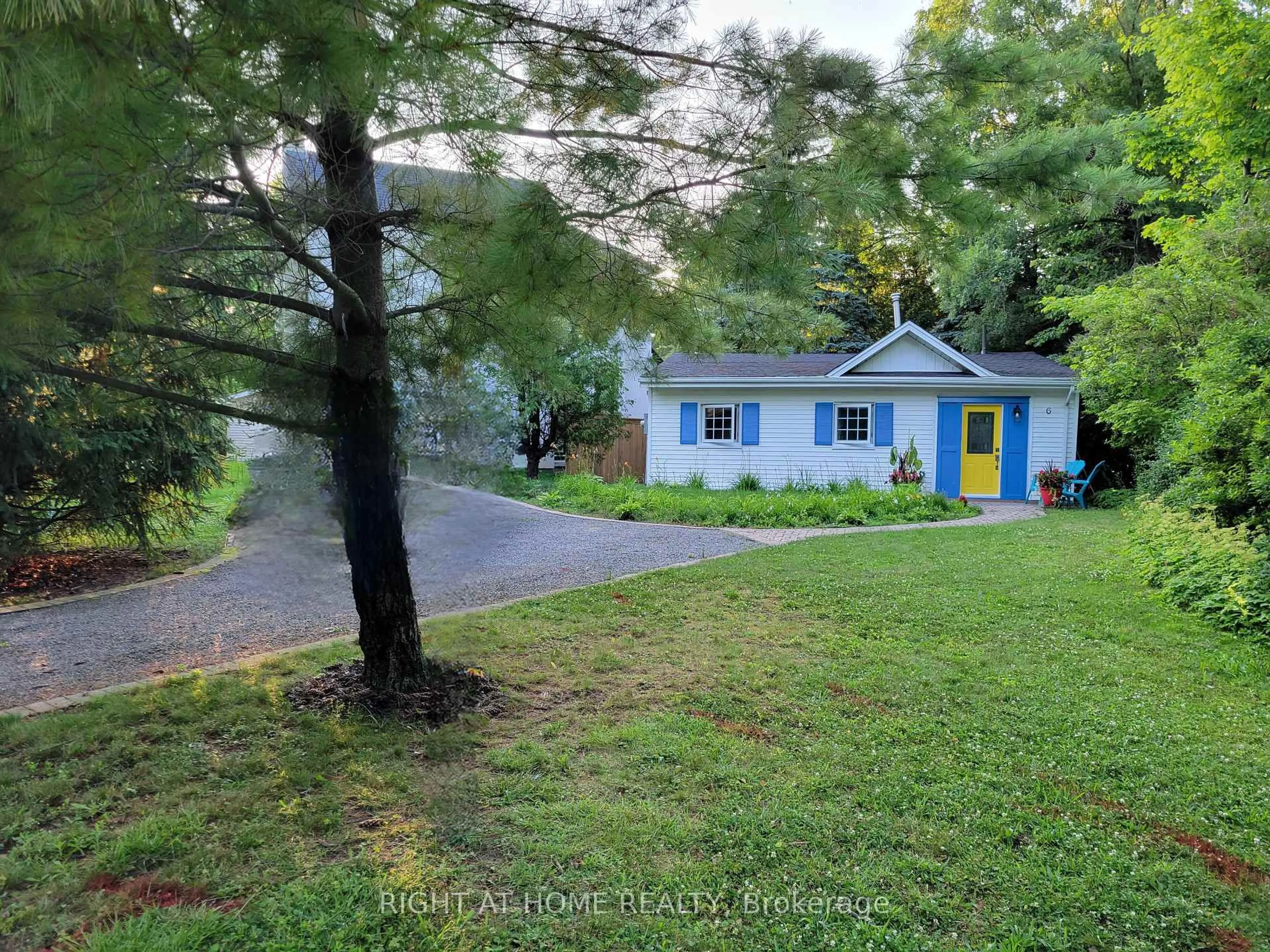 A pic from outside/outdoor area/front of a property/back of a property/a pic from drone, unknown for 6 Circle St, Niagara-on-the-Lake Ontario L0S 1J0