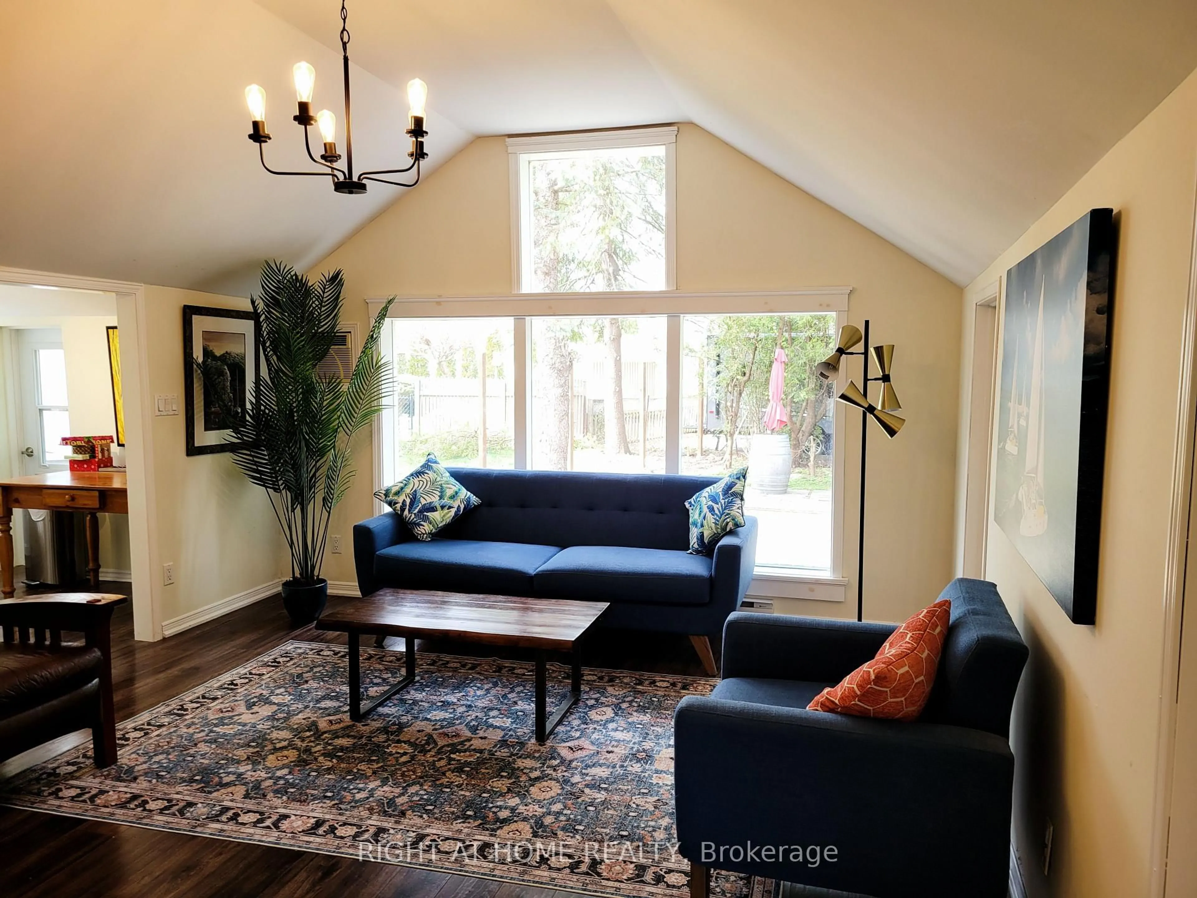 Living room with furniture, wood/laminate floor for 6 Circle St, Niagara-on-the-Lake Ontario L0S 1J0