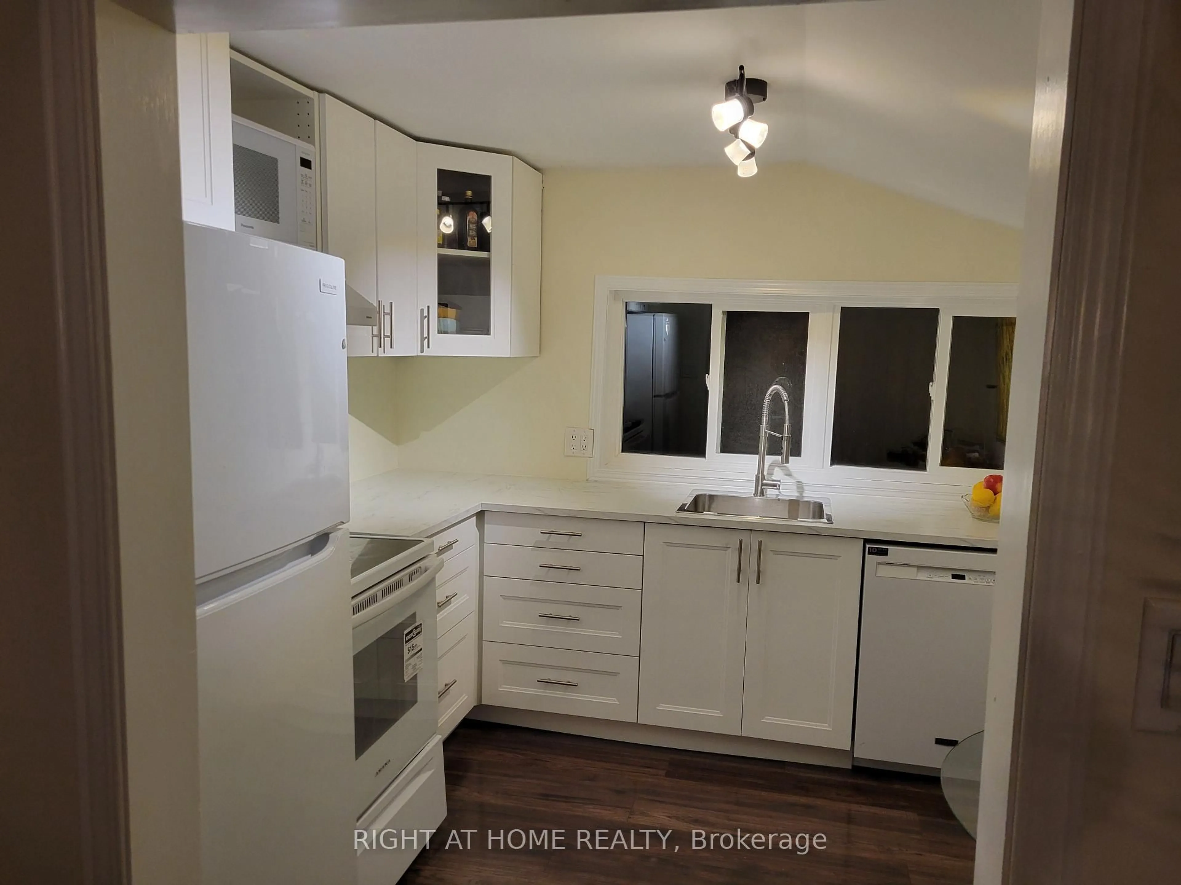 Standard kitchen, unknown for 6 Circle St, Niagara-on-the-Lake Ontario L0S 1J0