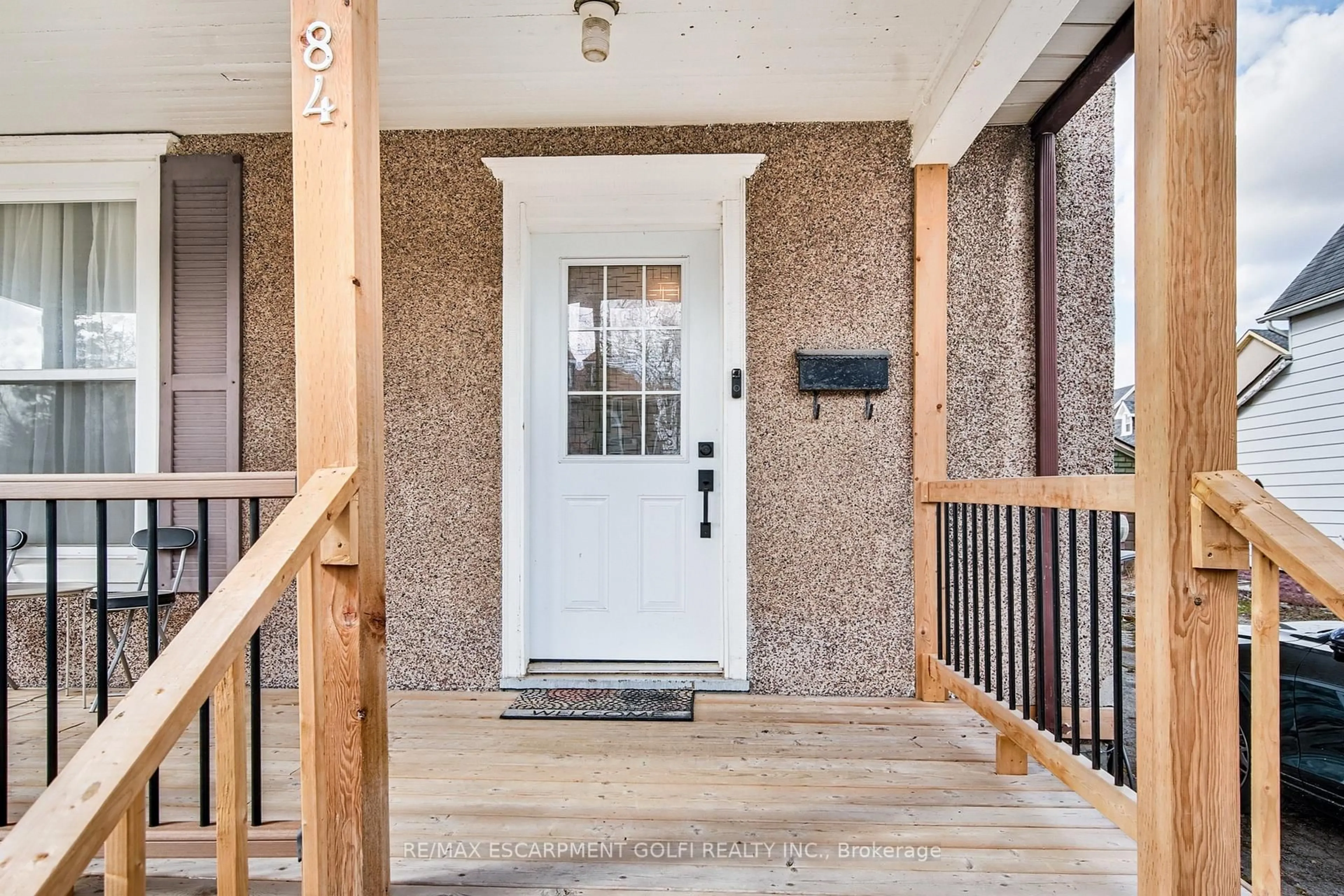 Indoor entryway for 84 STATE St, Welland Ontario L3B 4K5