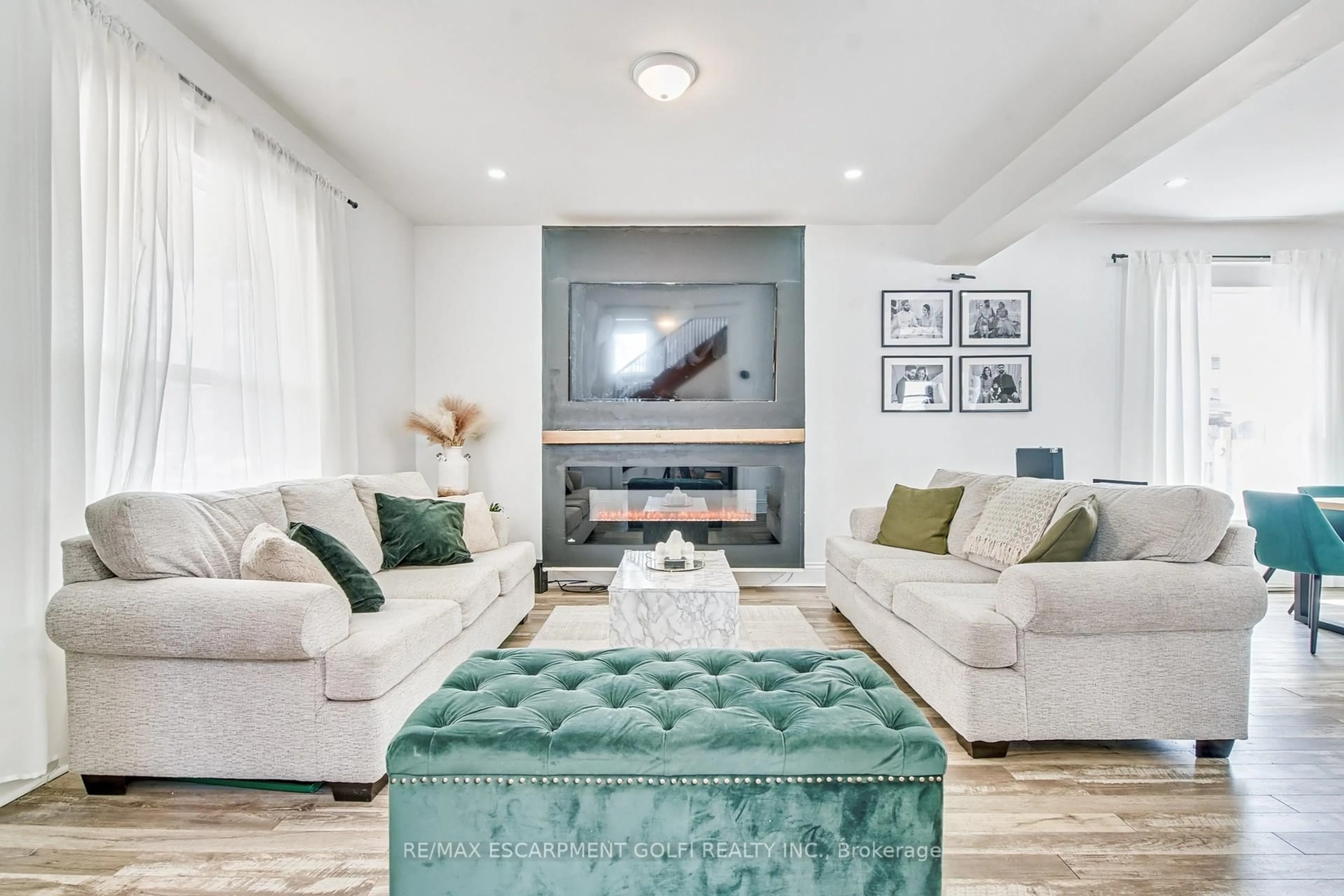 Living room with furniture, unknown for 84 STATE St, Welland Ontario L3B 4K5
