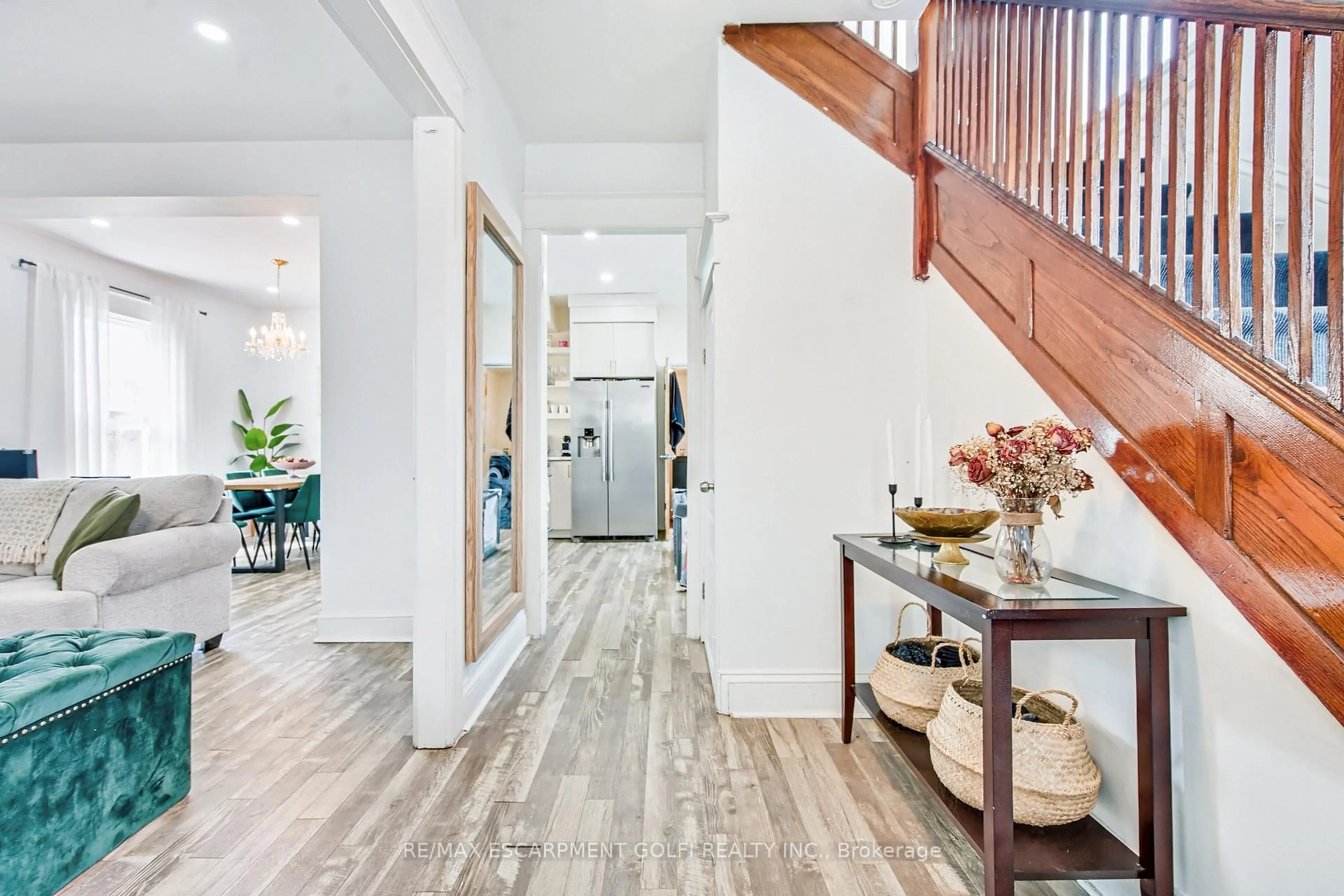 Indoor entryway for 84 STATE St, Welland Ontario L3B 4K5