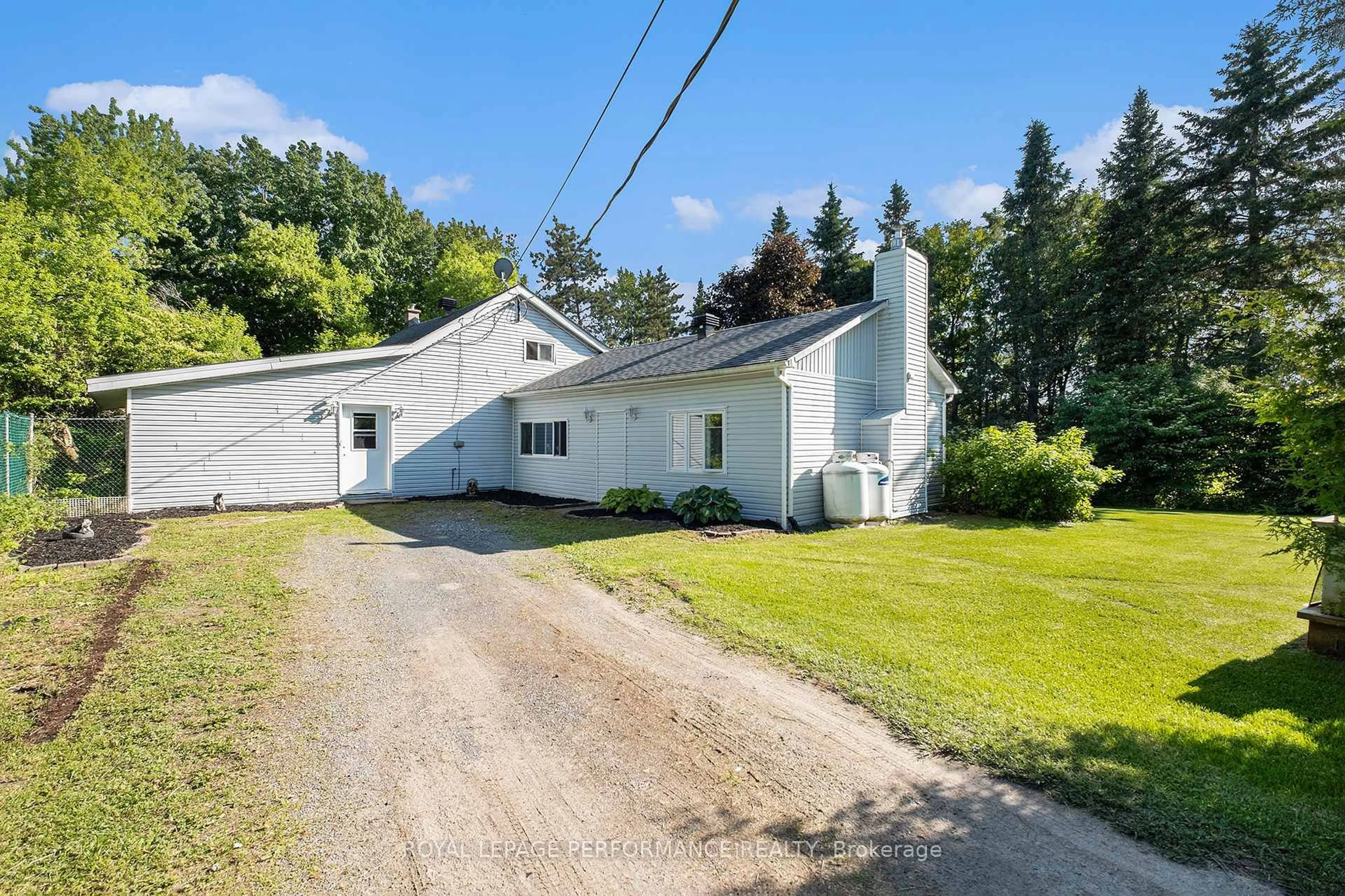 A pic from outside/outdoor area/front of a property/back of a property/a pic from drone, street for 3383 CHAMPLAIN St, Clarence-Rockland Ontario K0A 1E0