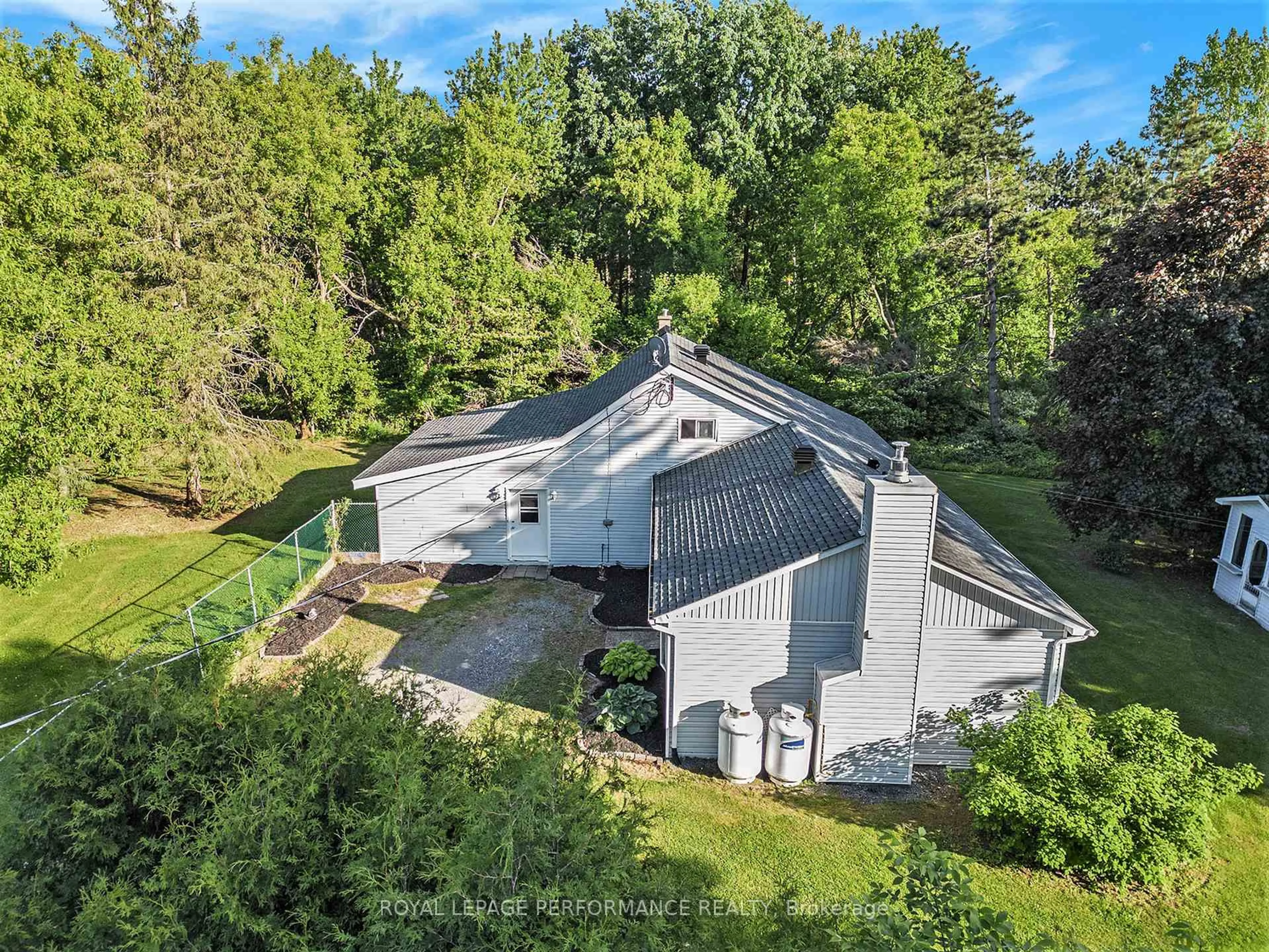 A pic from outside/outdoor area/front of a property/back of a property/a pic from drone, unknown for 3383 CHAMPLAIN St, Clarence-Rockland Ontario K0A 1E0